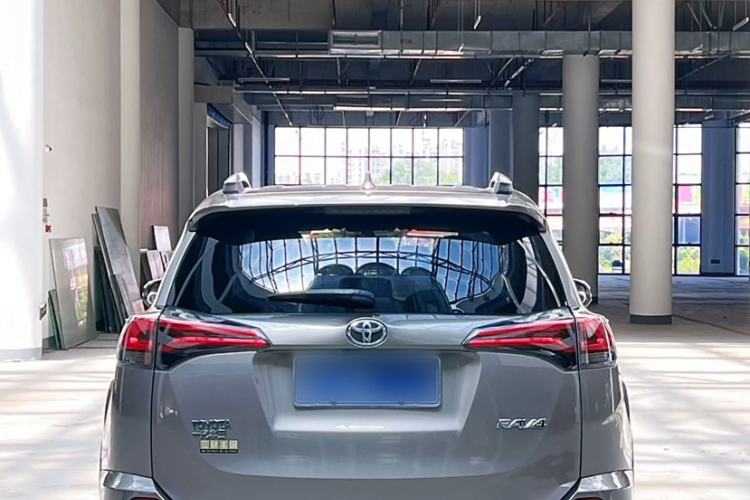 Used Toyota RAV4 2016 2.0L CVT Two-Wheel Drive Fashion Edition China V Standard
