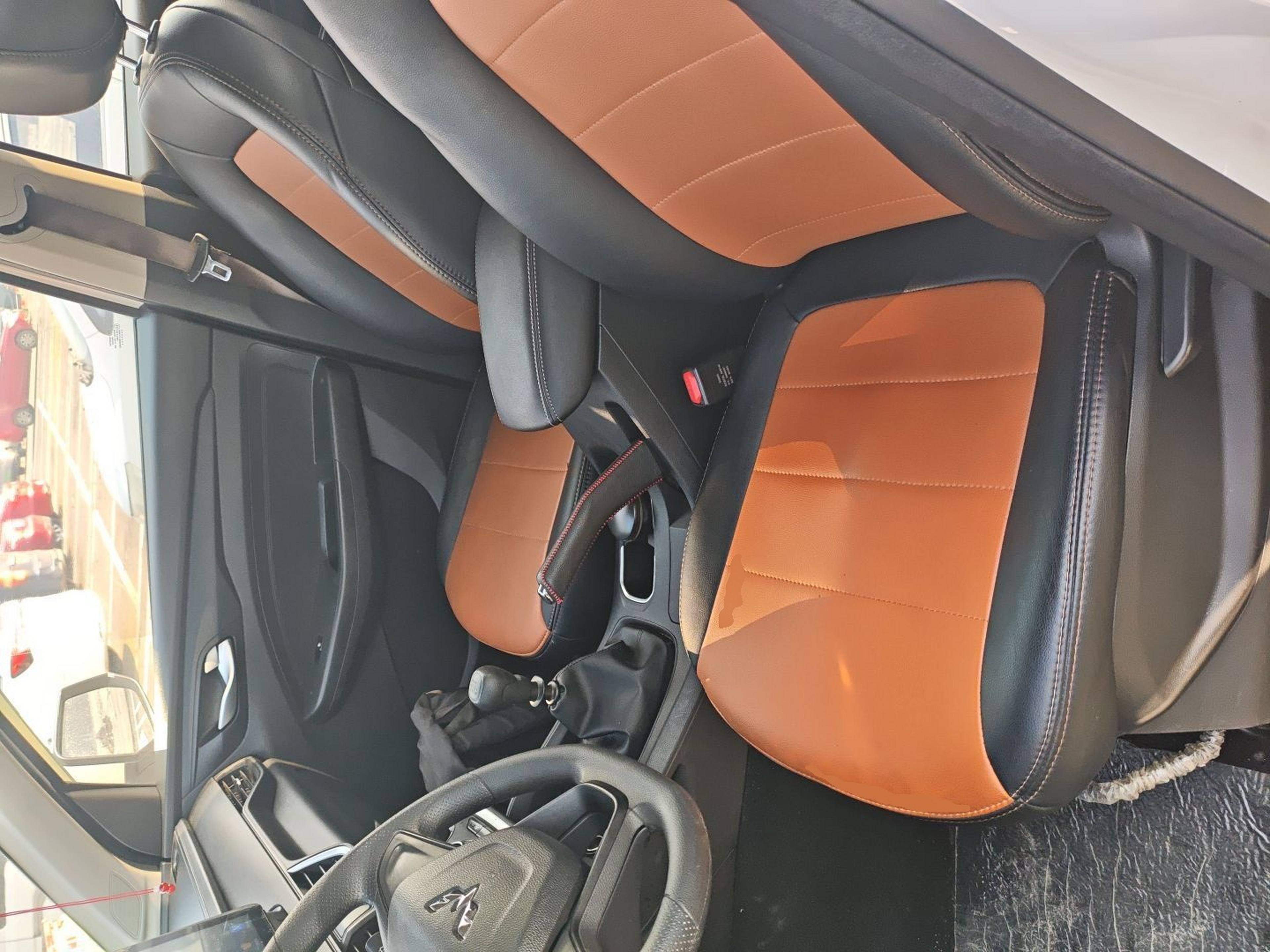 Переднее сиденье в автомобиле