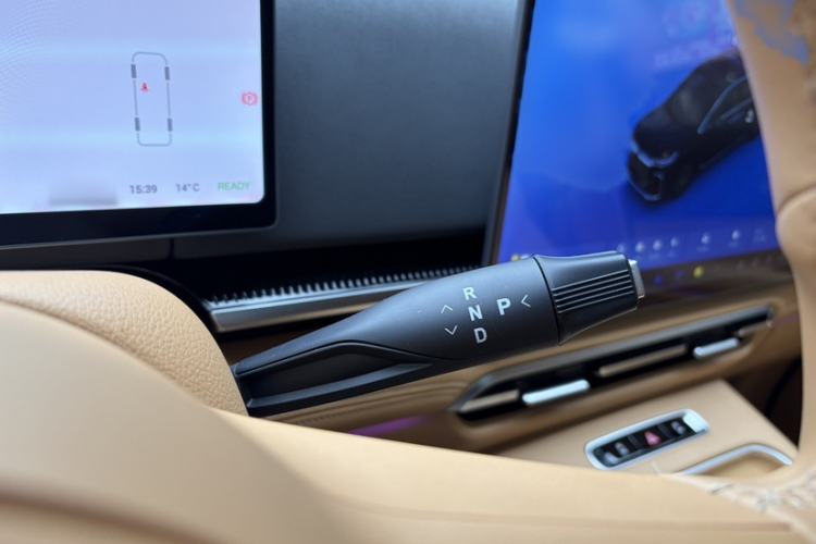 Used VOYAH Dream 2025 PHEV Four-Wheel-Drive Flagship Kunpeng Edition
