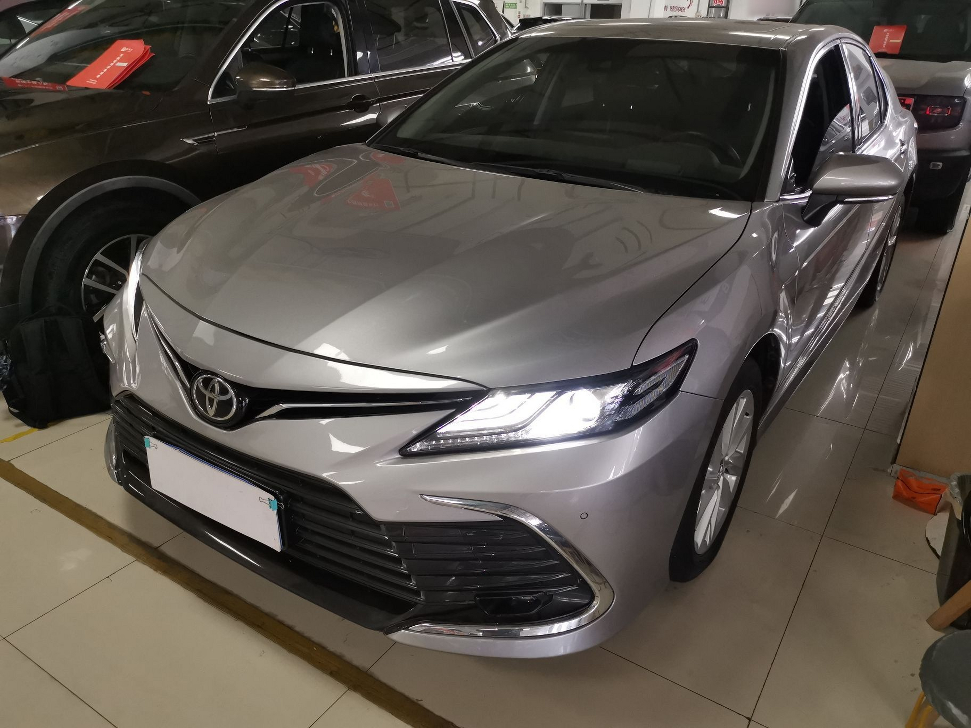 تحت مقدمة السيارة