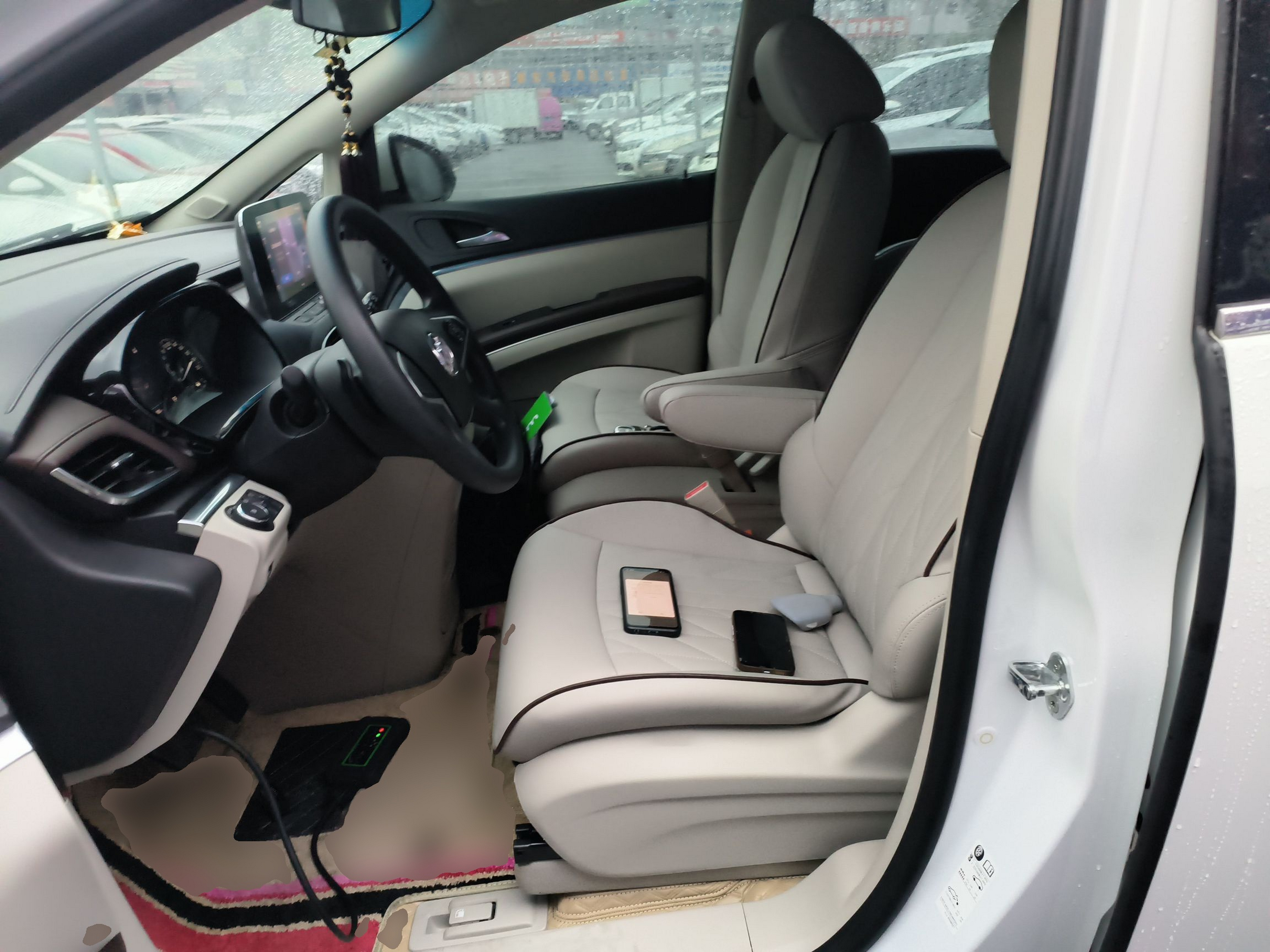 المقاعد الأمامية داخل السيارة