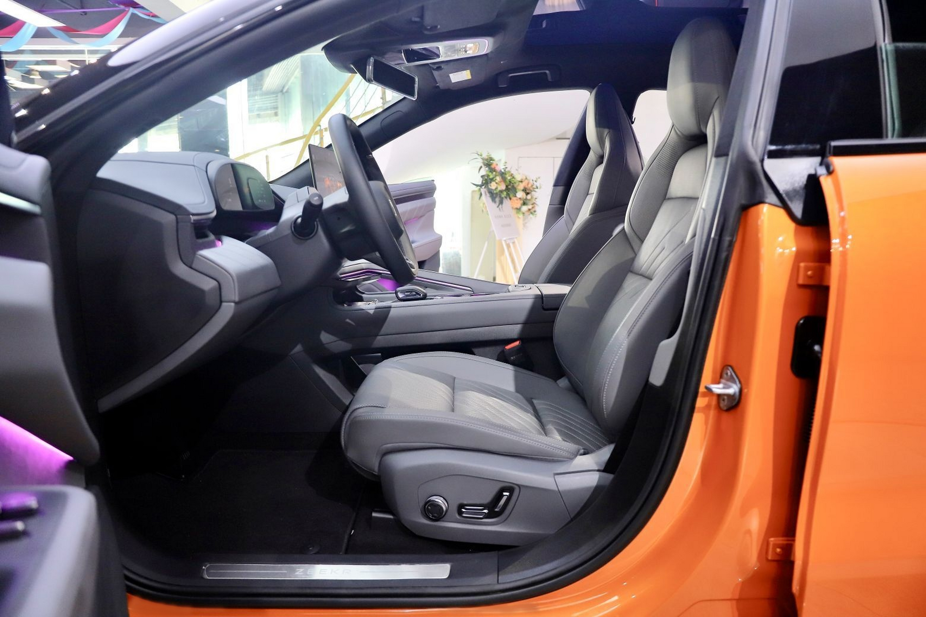 Переднее сиденье в автомобиле