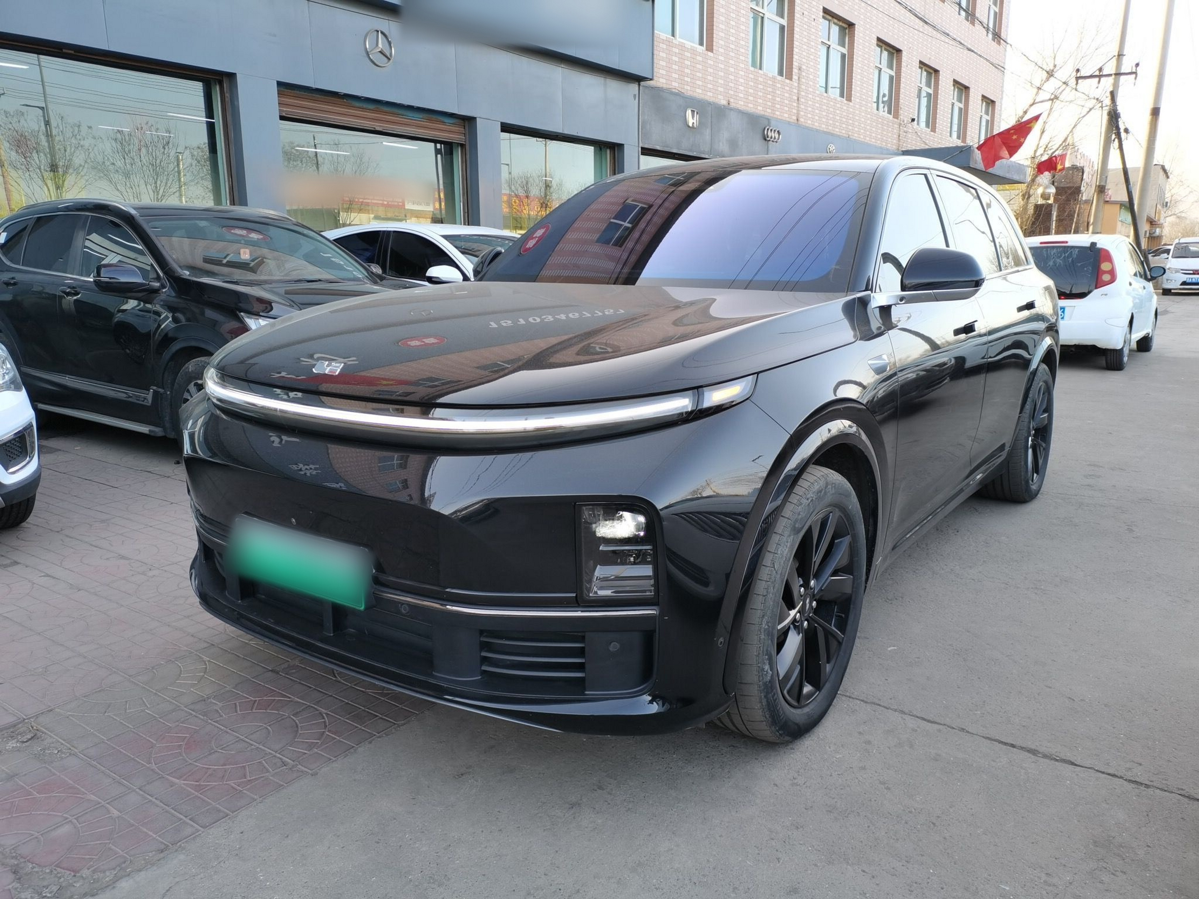 Под передней частью автомобиля