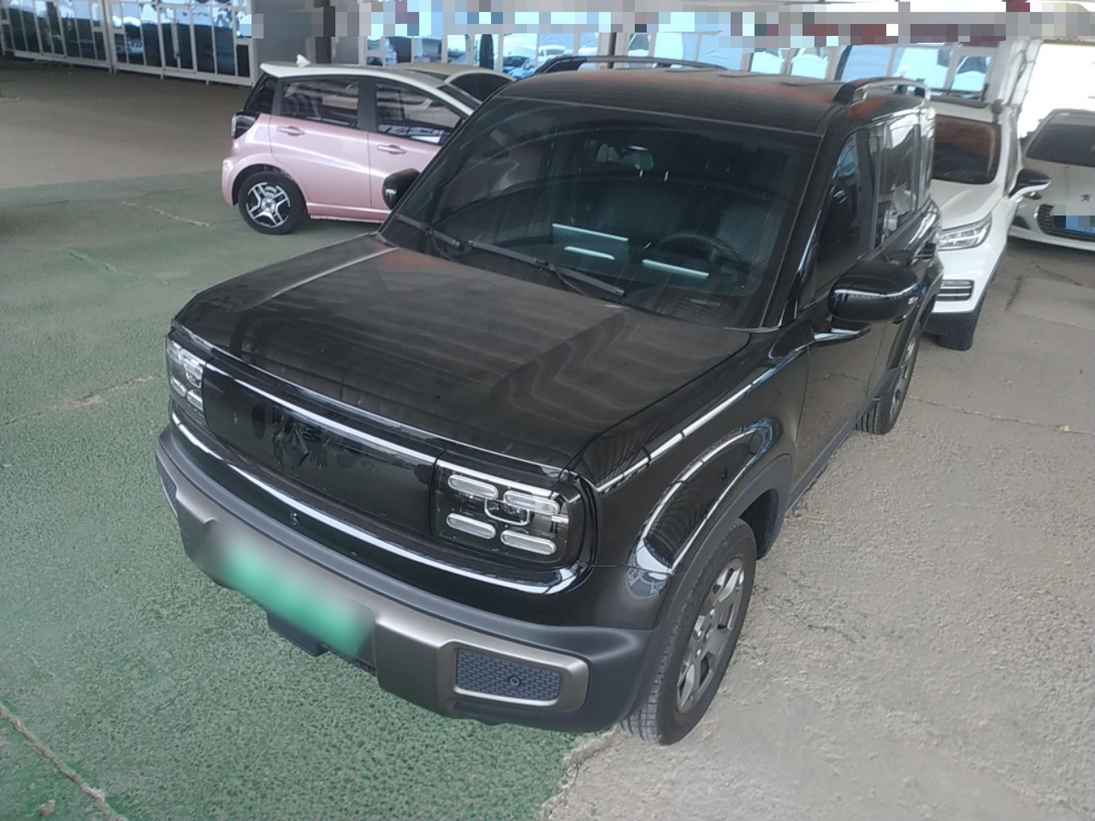 تحت مقدمة السيارة