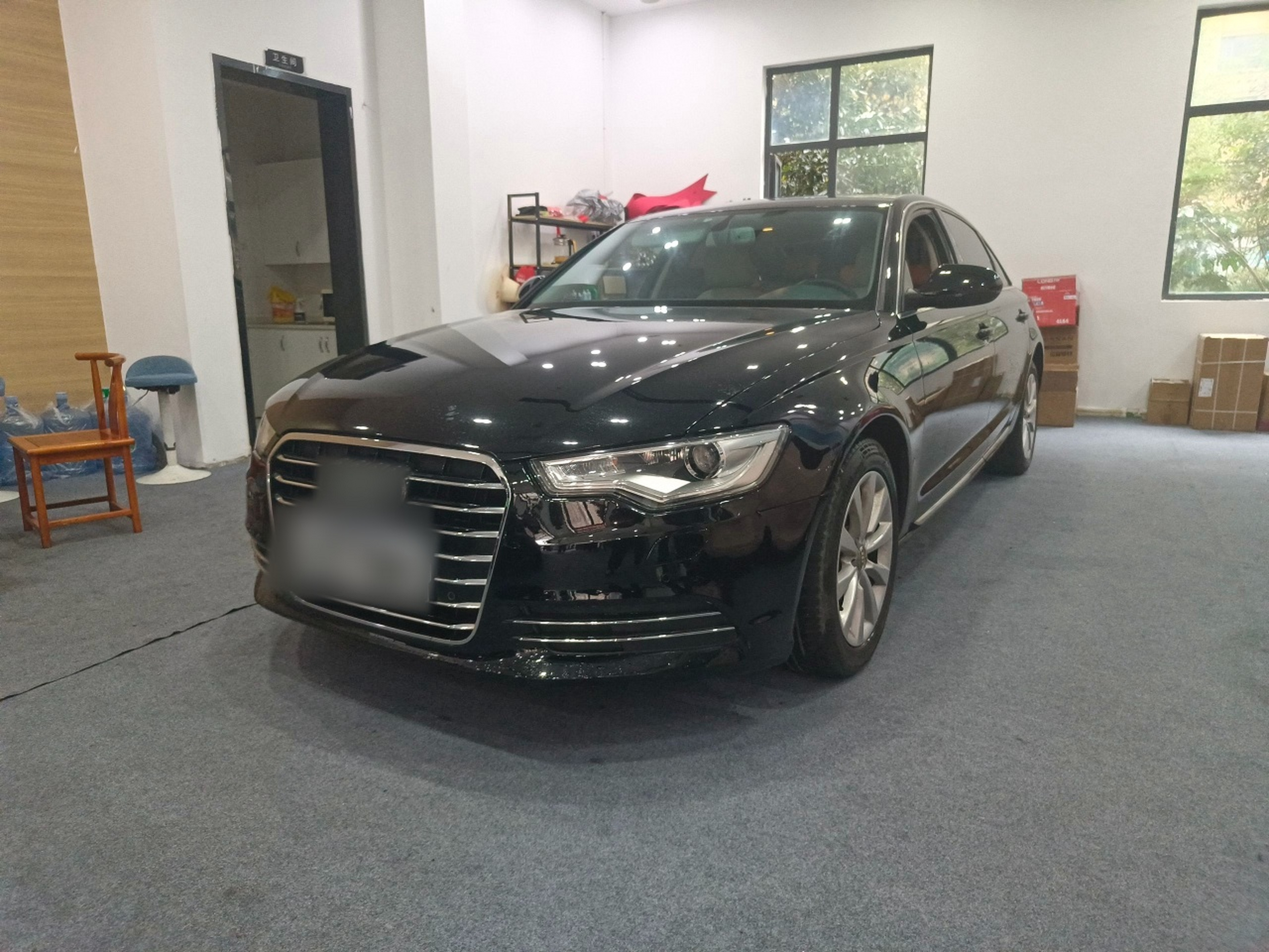 Под передней частью автомобиля