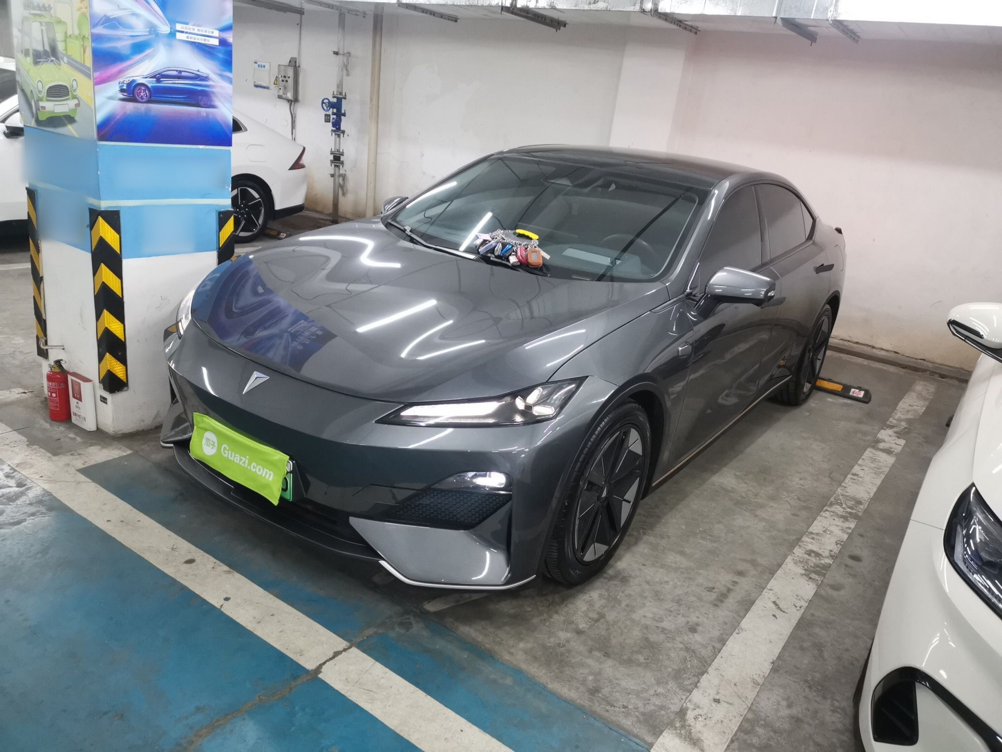 Под передней частью автомобиля