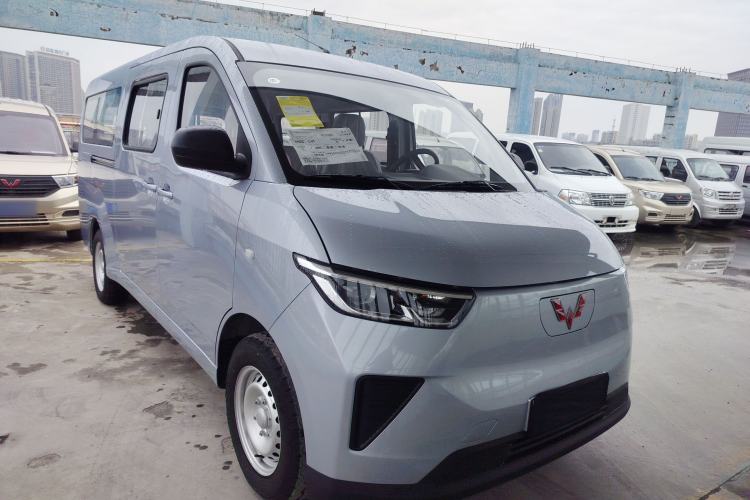Used Wuling Yangguang 2024 300KM Comfort Version Passenger Van 75kW