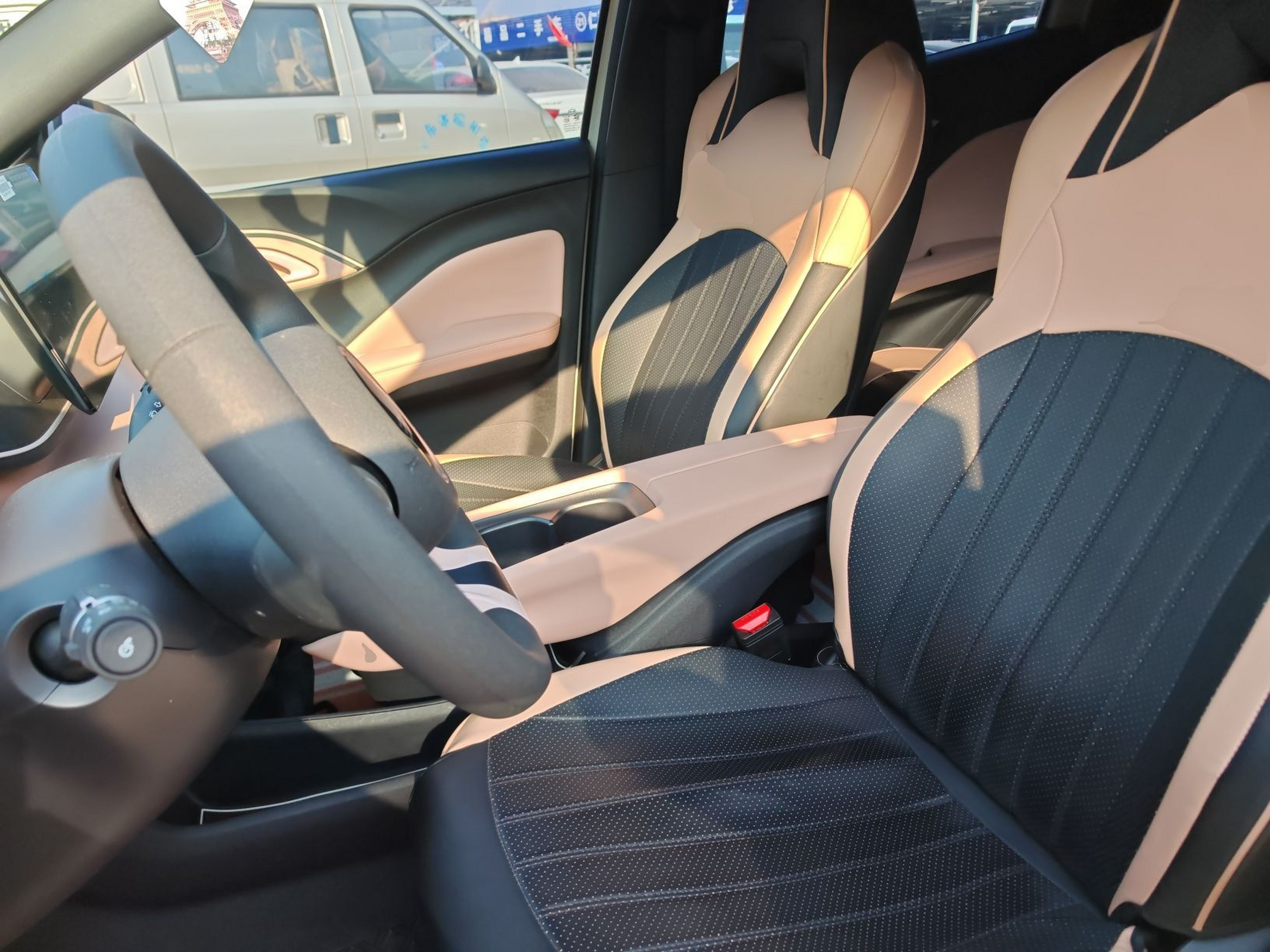 المقاعد الأمامية داخل السيارة