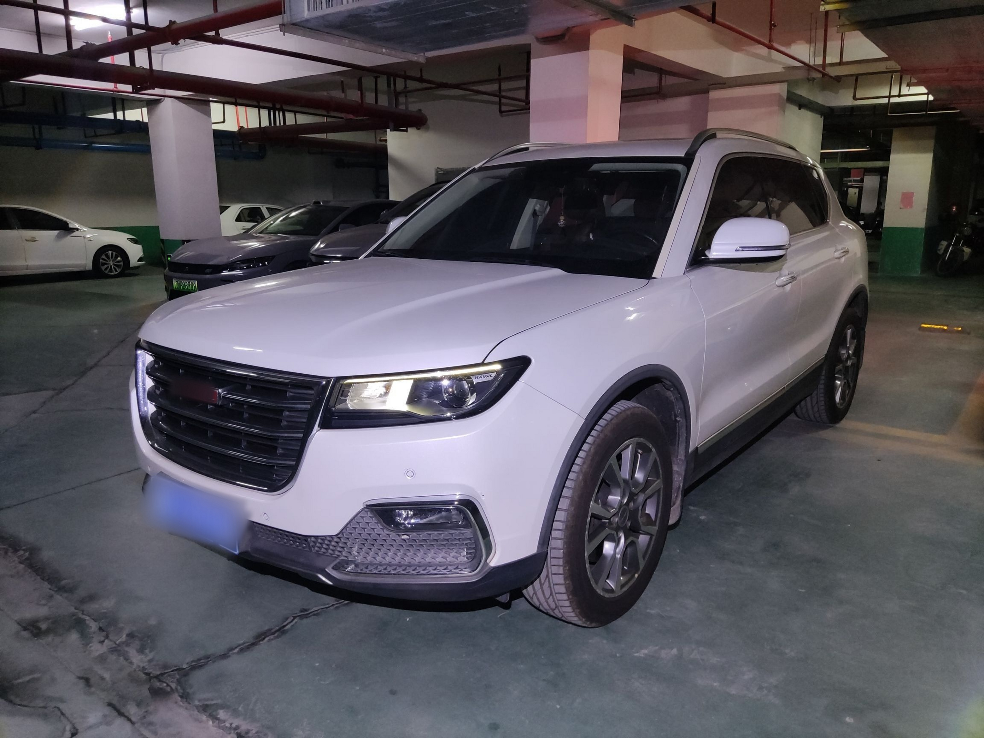 Под передней частью автомобиля