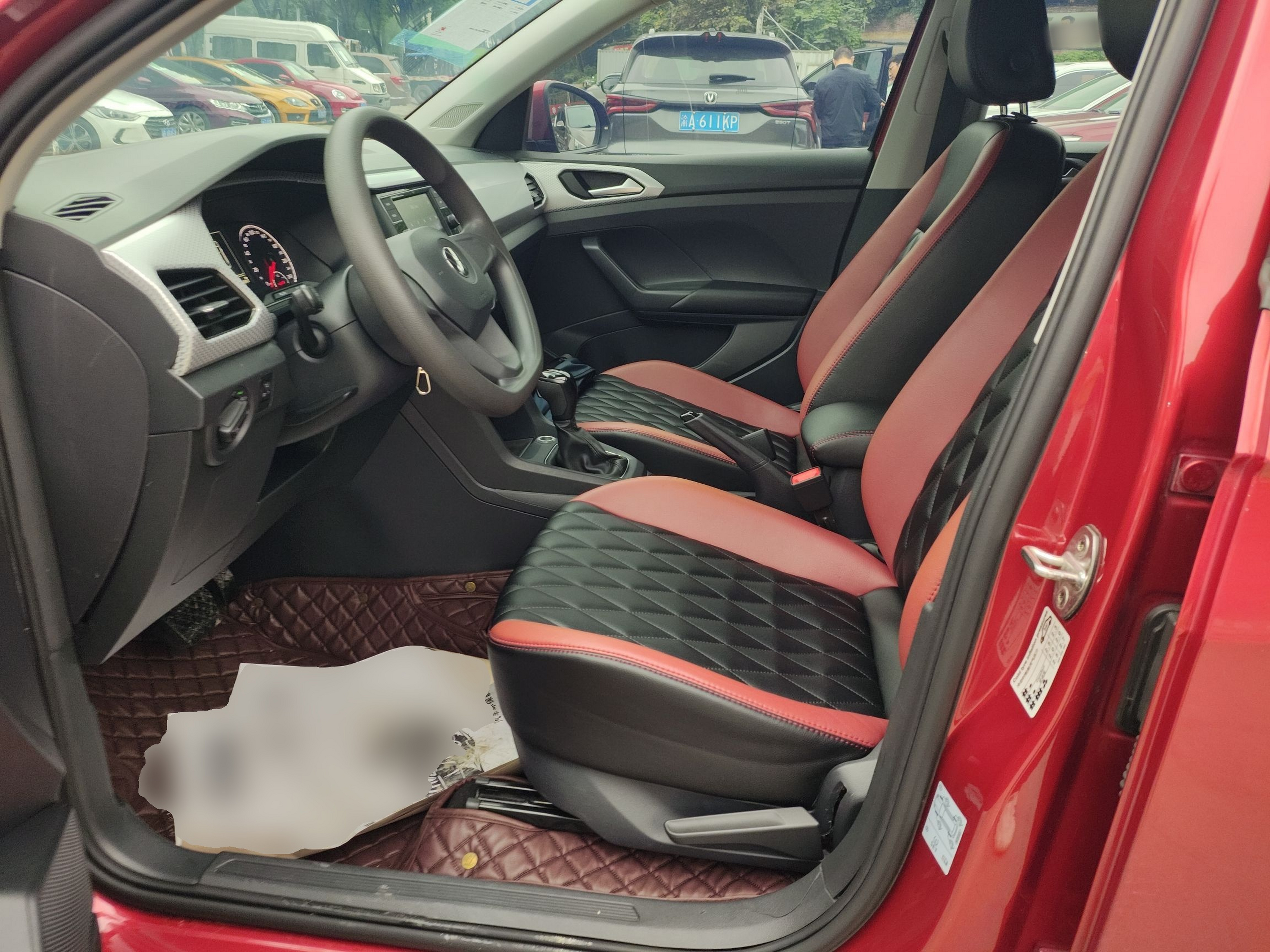 المقاعد الأمامية داخل السيارة