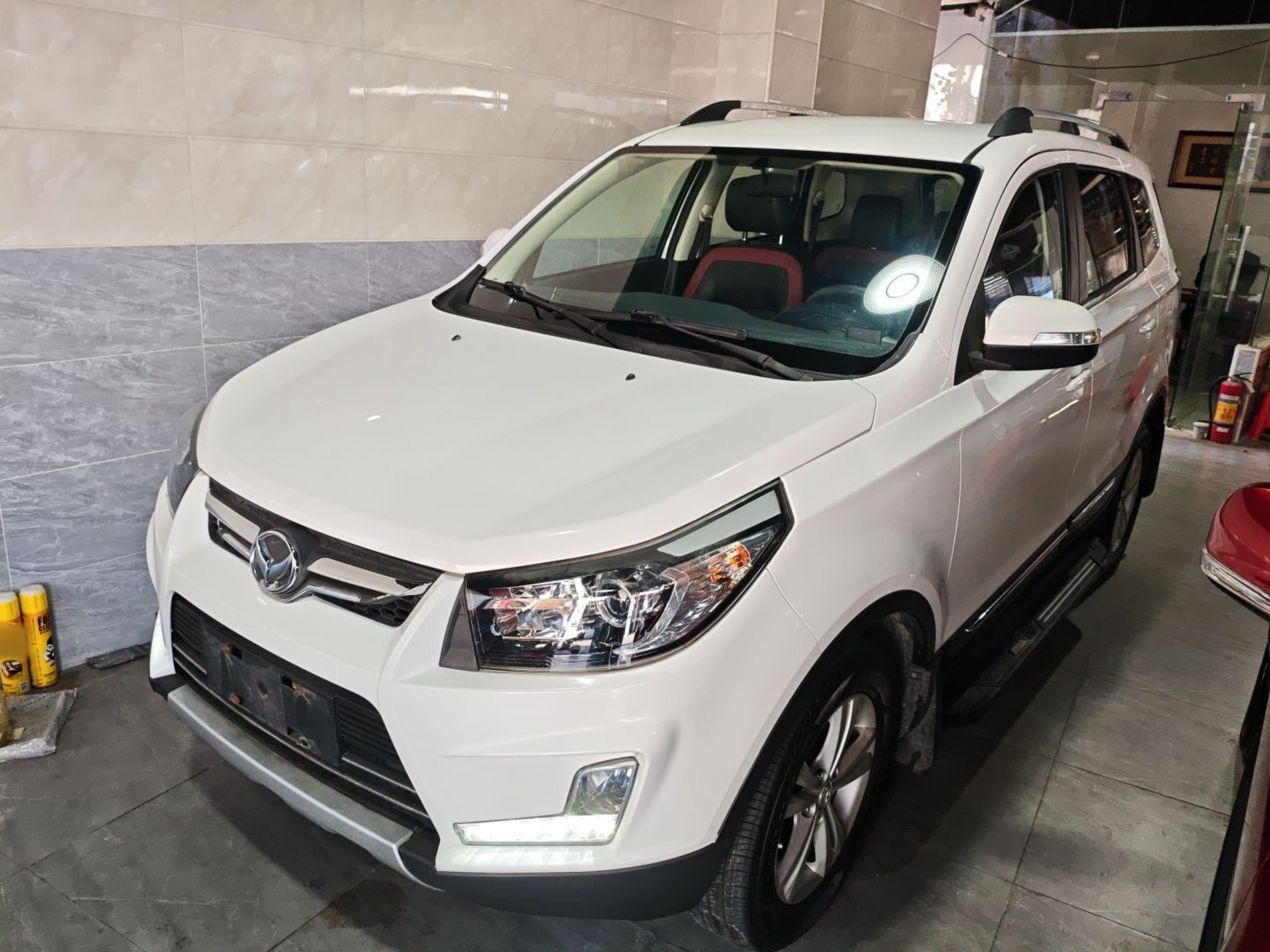 تحت مقدمة السيارة