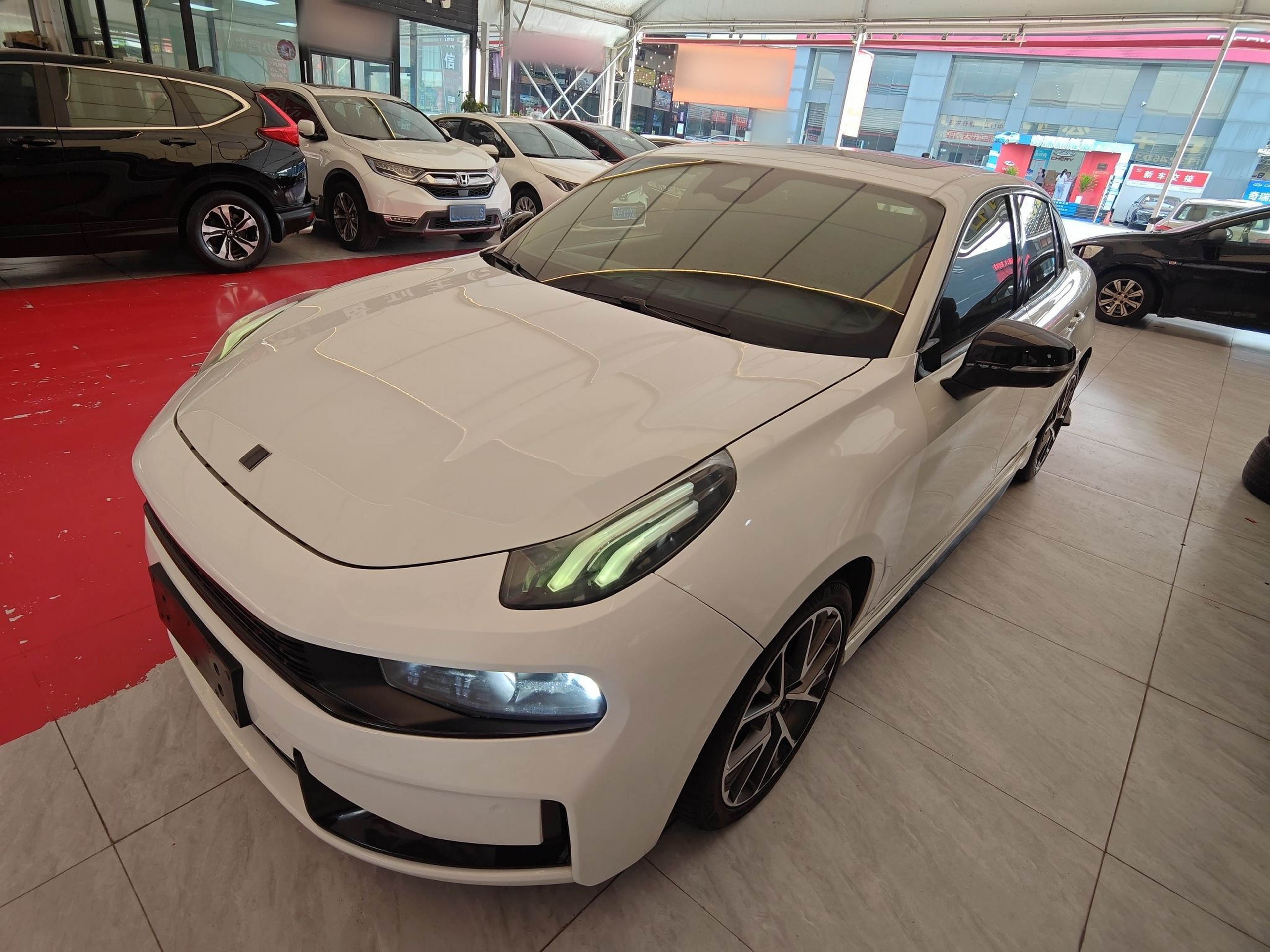 تحت مقدمة السيارة