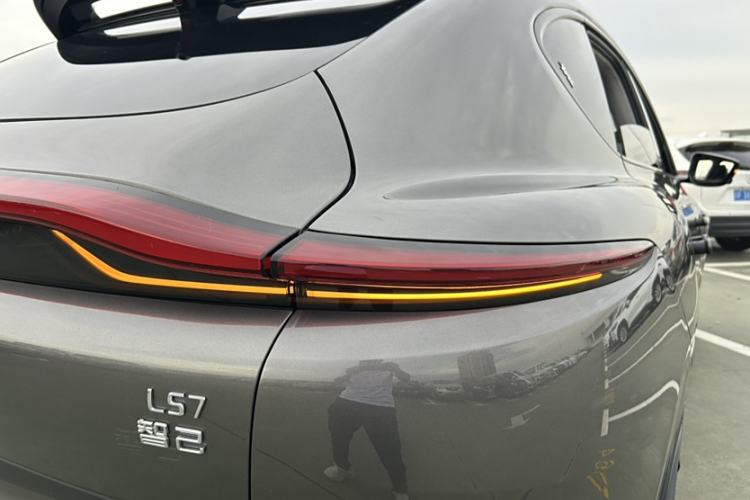 Used  LS7 2023 100kWh Lux All-Wheel-Drive Version
