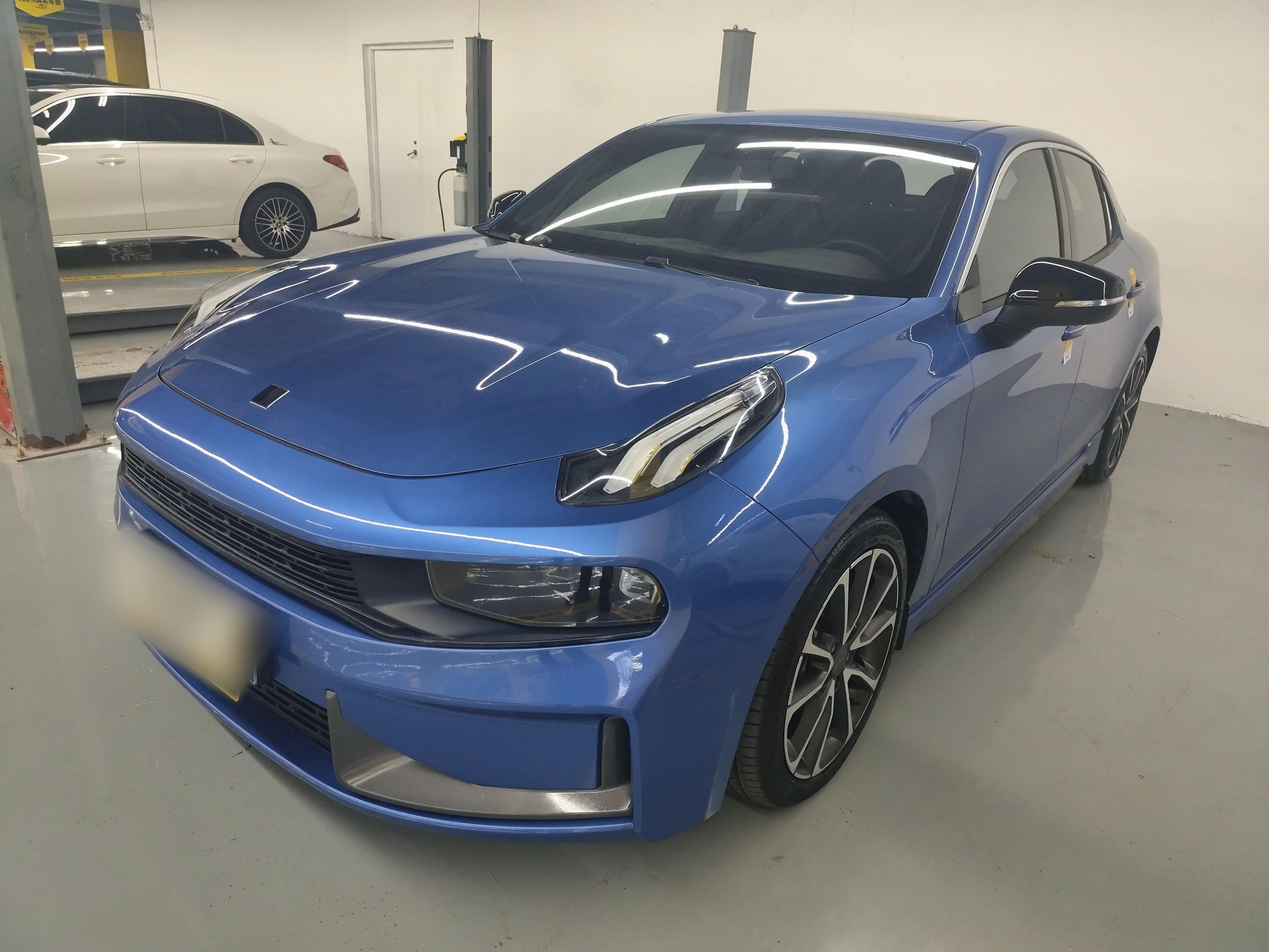 Под передней частью автомобиля