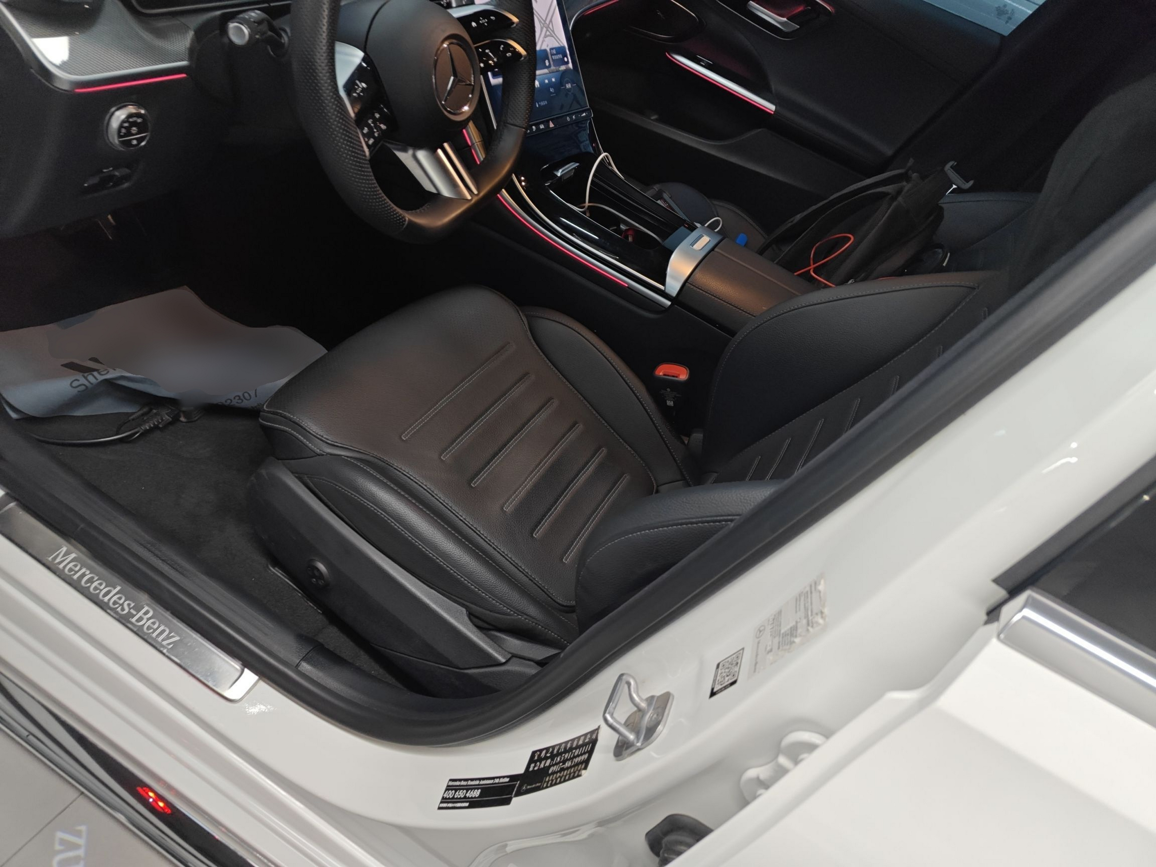 المقاعد الأمامية داخل السيارة