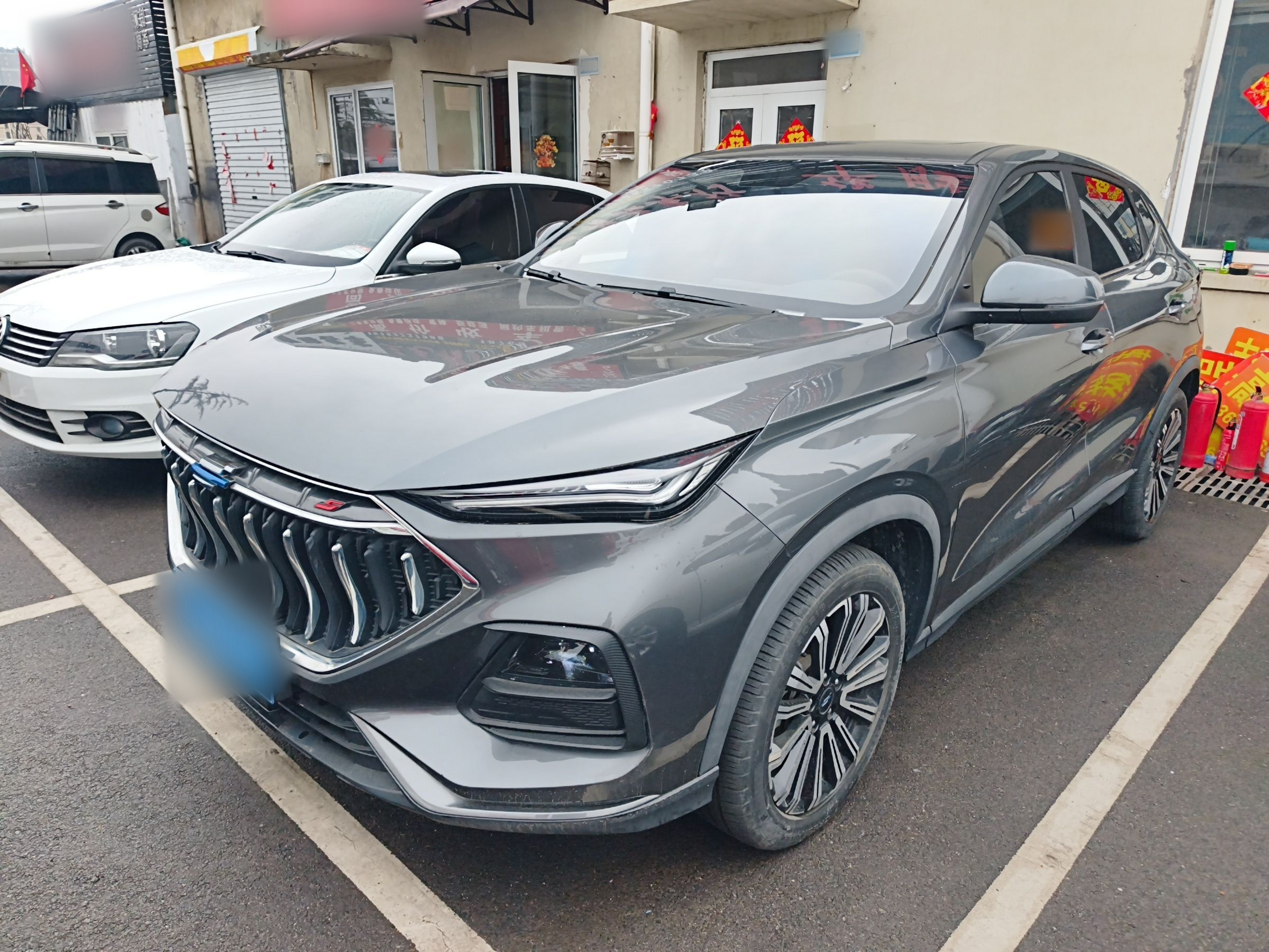 Под передней частью автомобиля