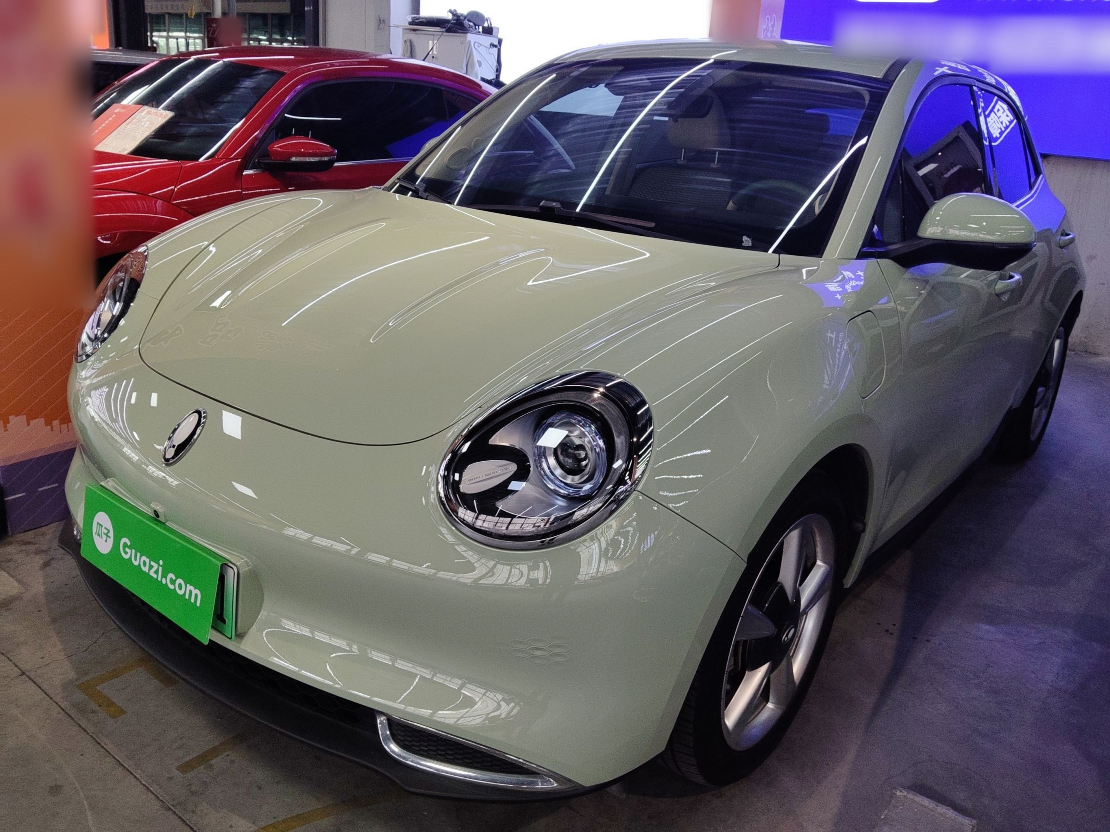 تحت مقدمة السيارة