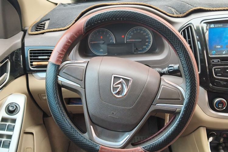 Used Baojun 730 2014 1.5L manual standard version 5 seats
