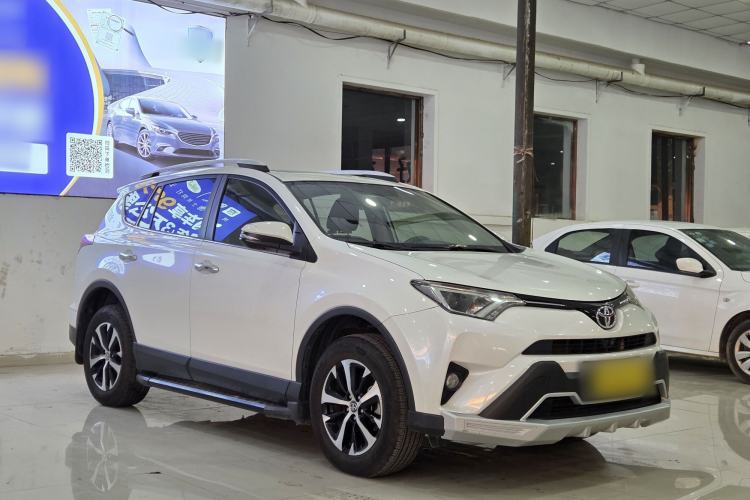 Used Toyota RAV4 2016 2.0L CVT Two-Wheel Drive Fashion Edition China V Standard
