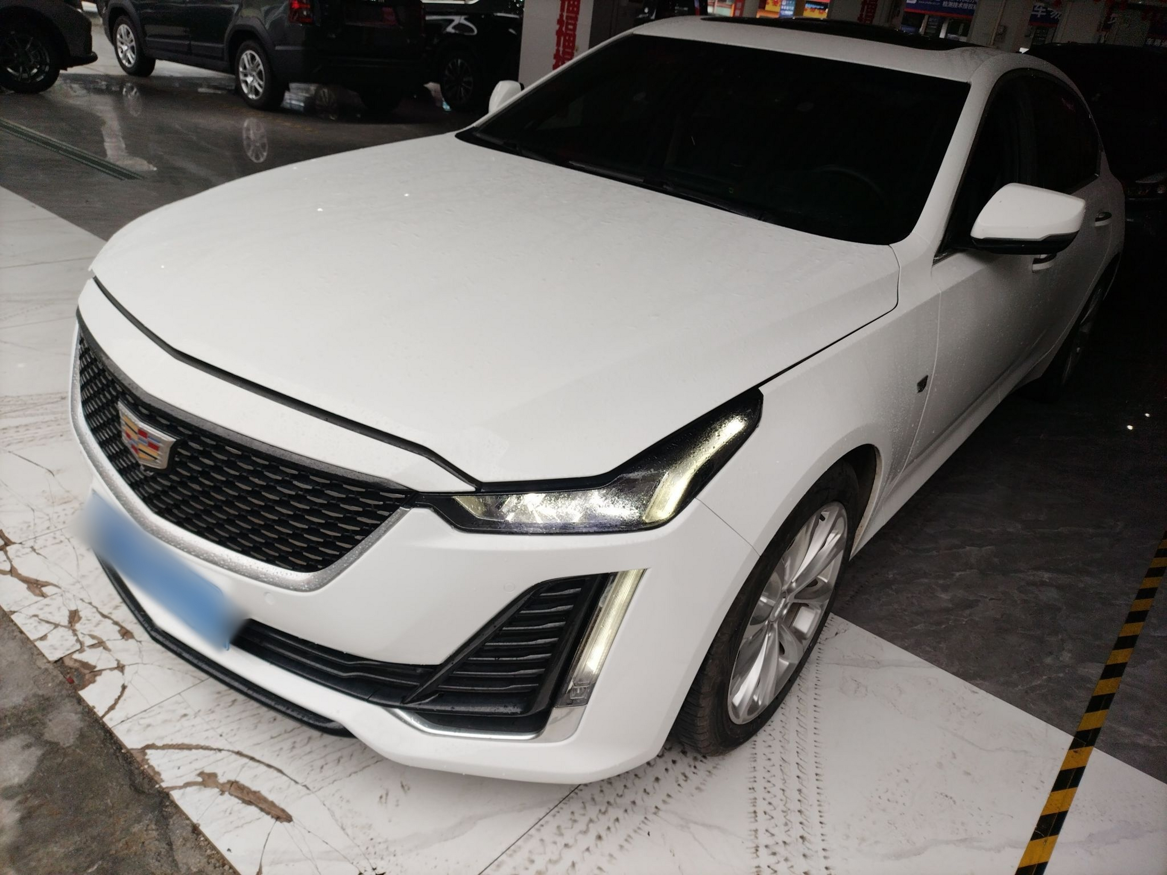 Под передней частью автомобиля