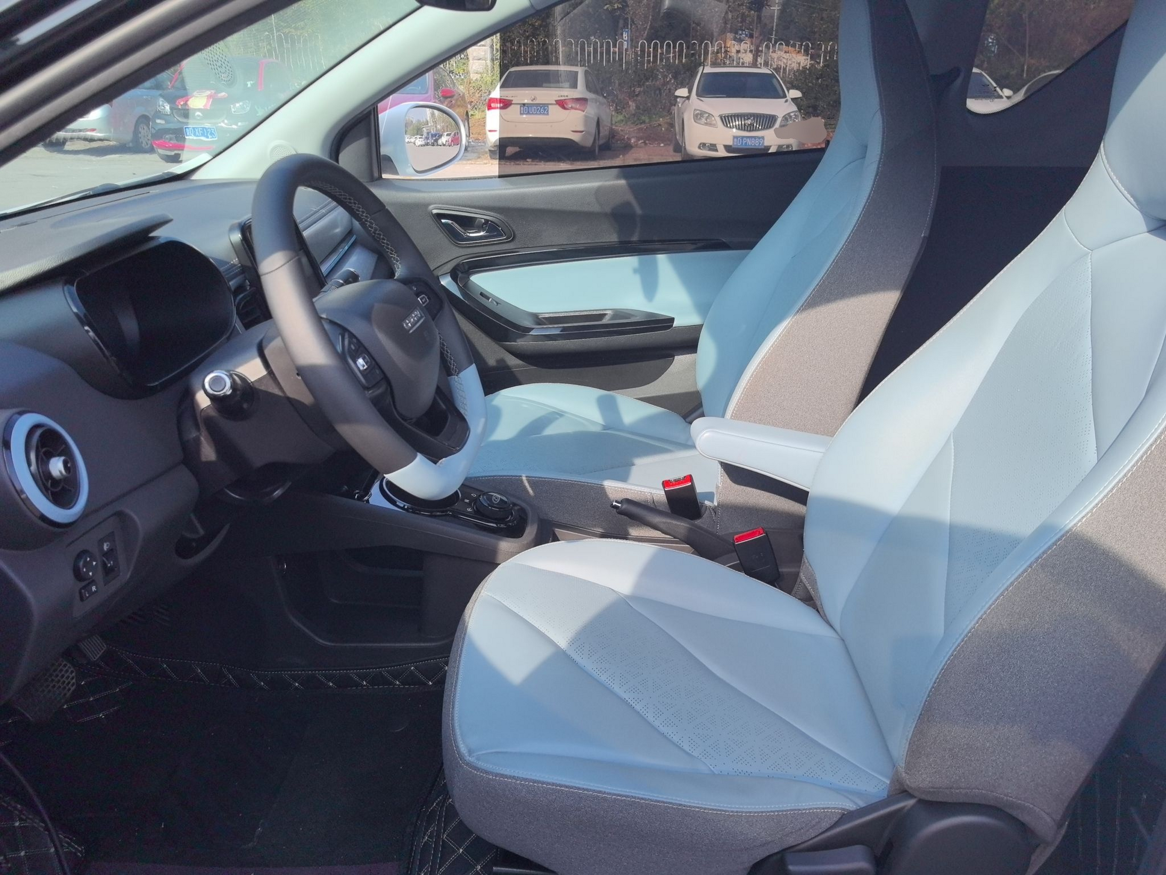 Переднее сиденье в автомобиле