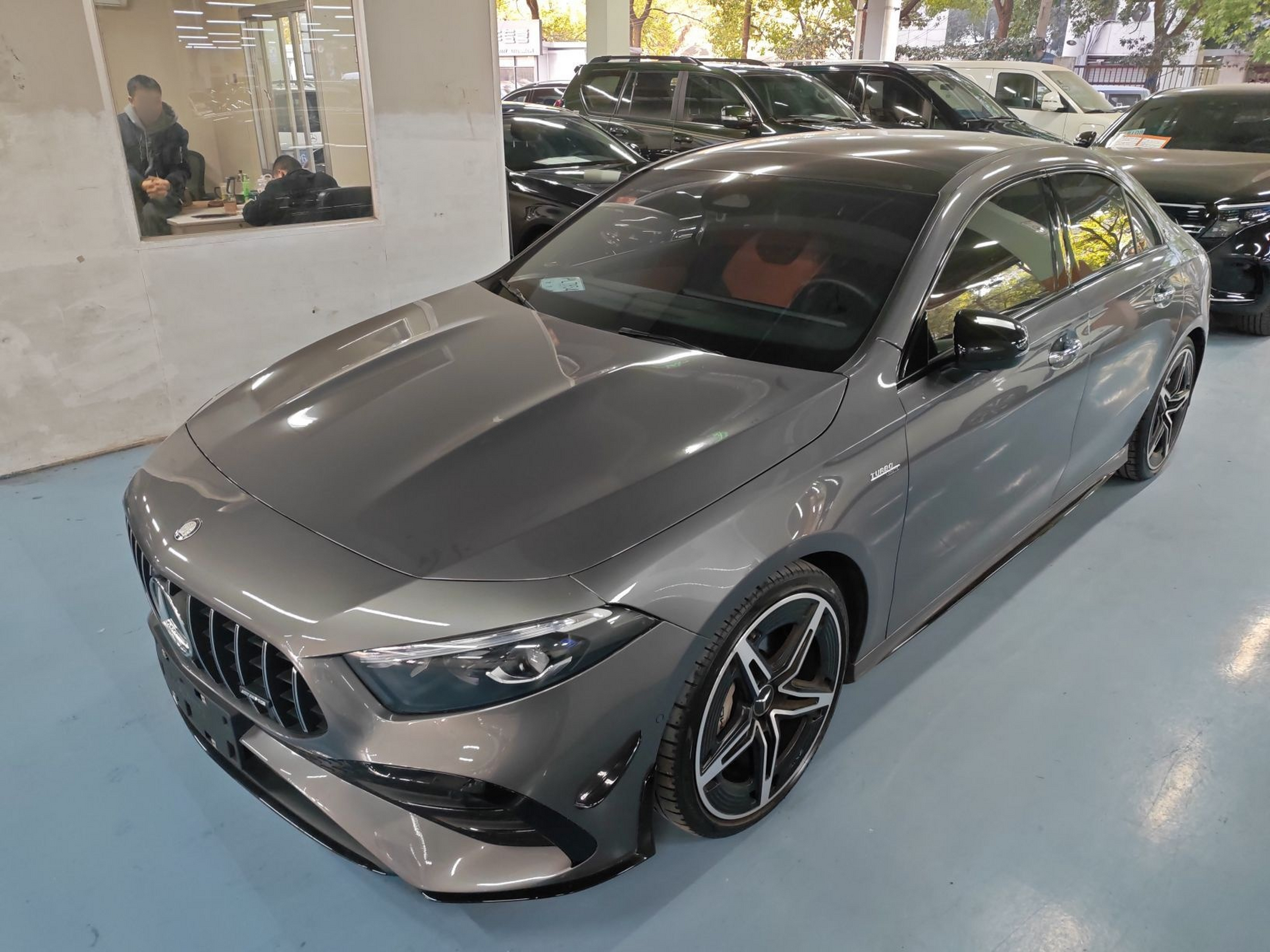 تحت مقدمة السيارة