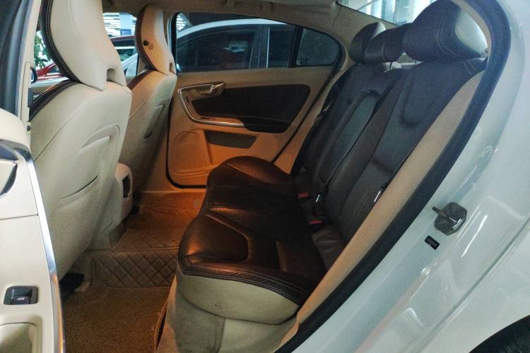 Used Volvo S60 2015 S60L 2.0T Zhiyuan Edition
