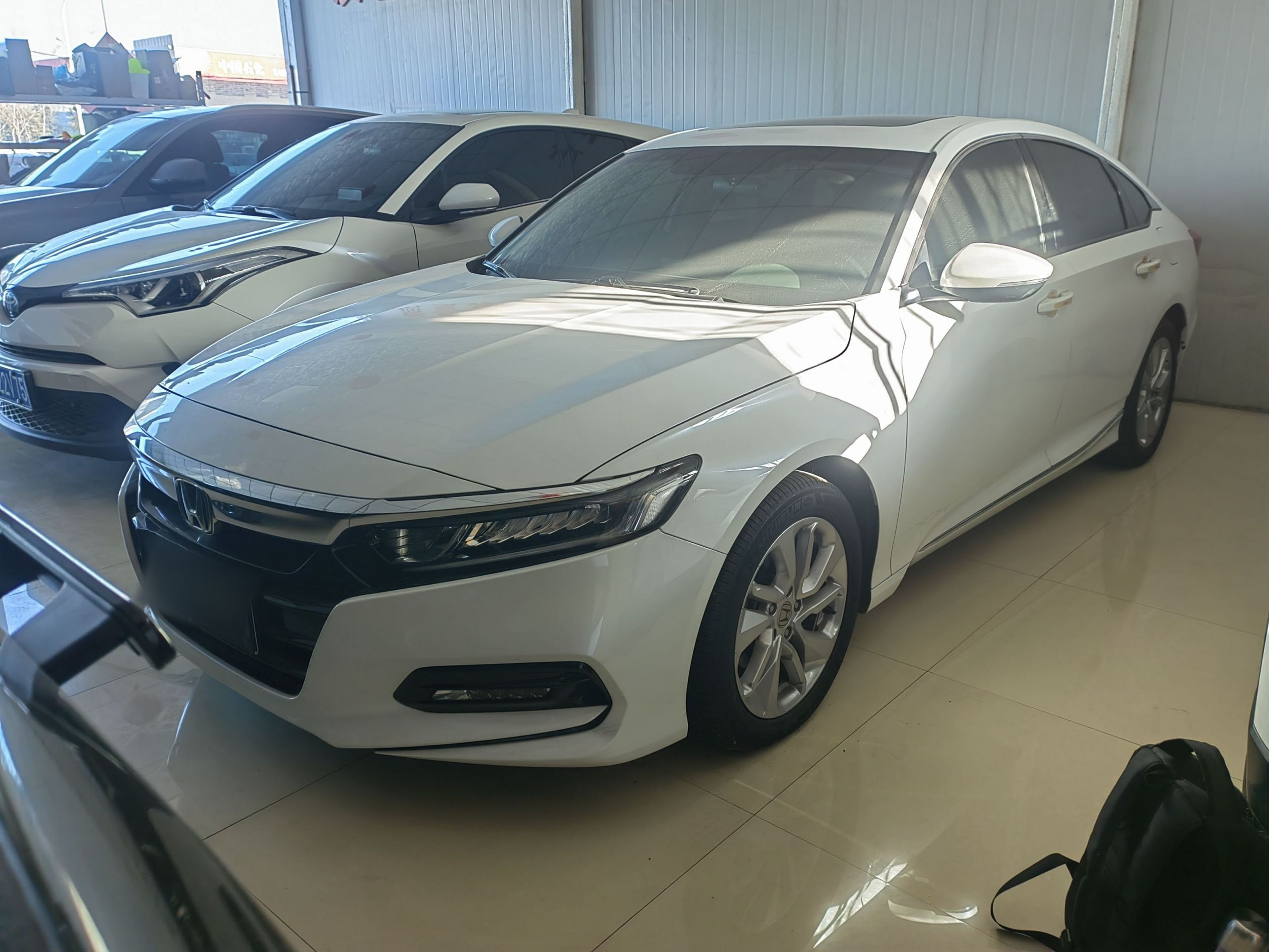 Под передней частью автомобиля