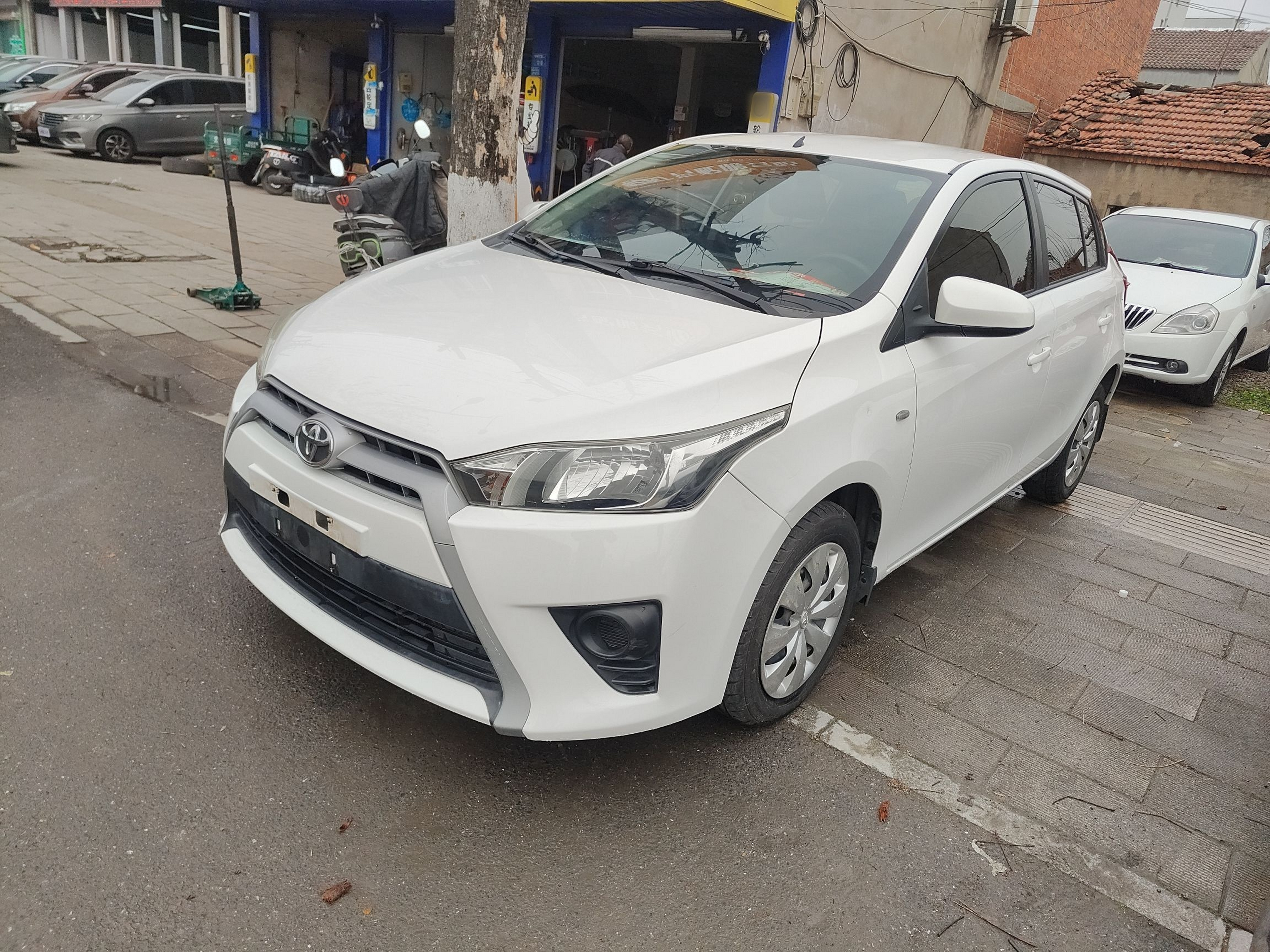 Под передней частью автомобиля