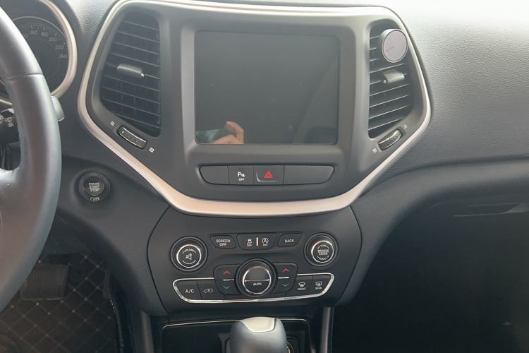 Used  Cherokee 2017 2.4L Leading Smart Edition
