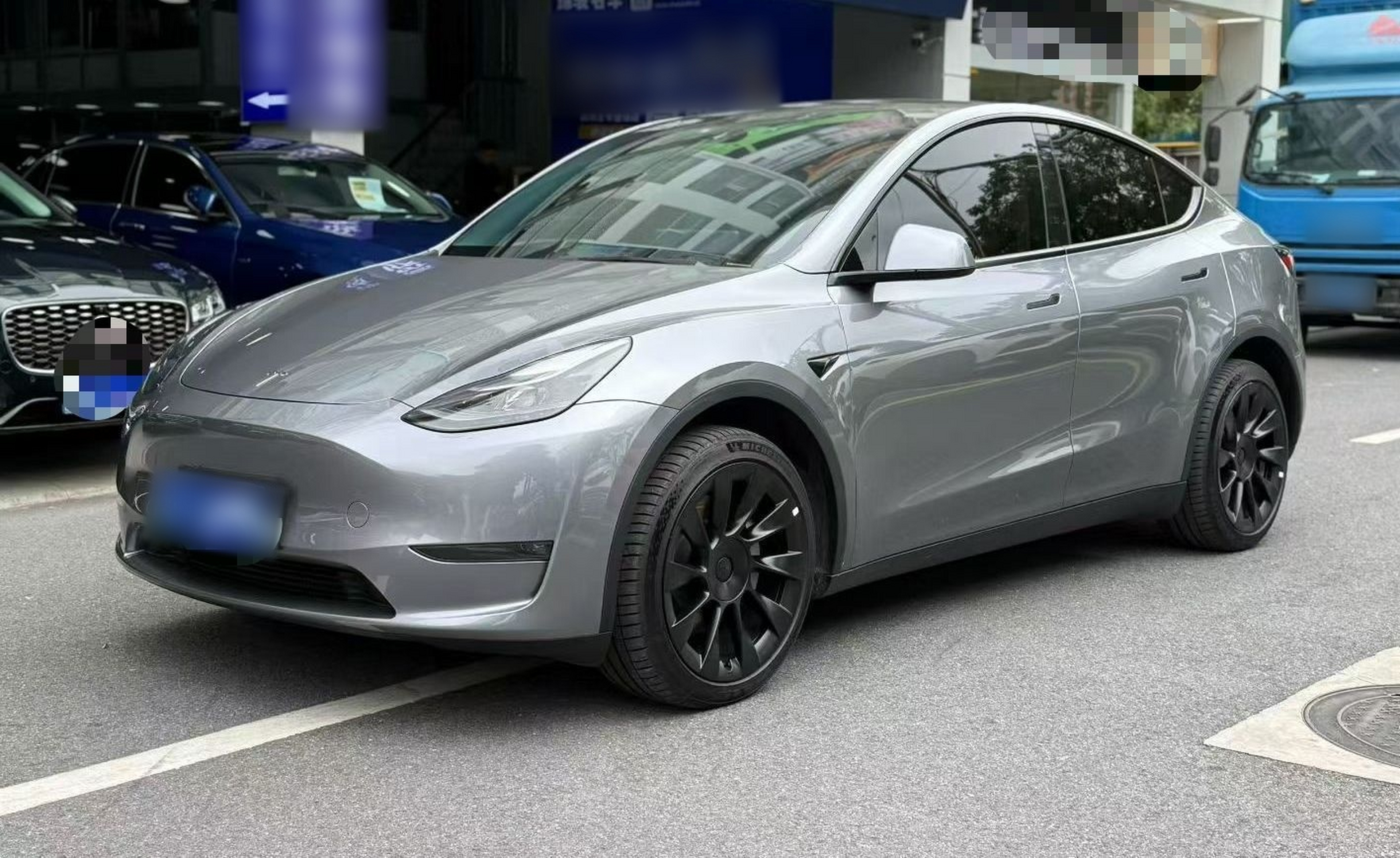 Под передней частью автомобиля