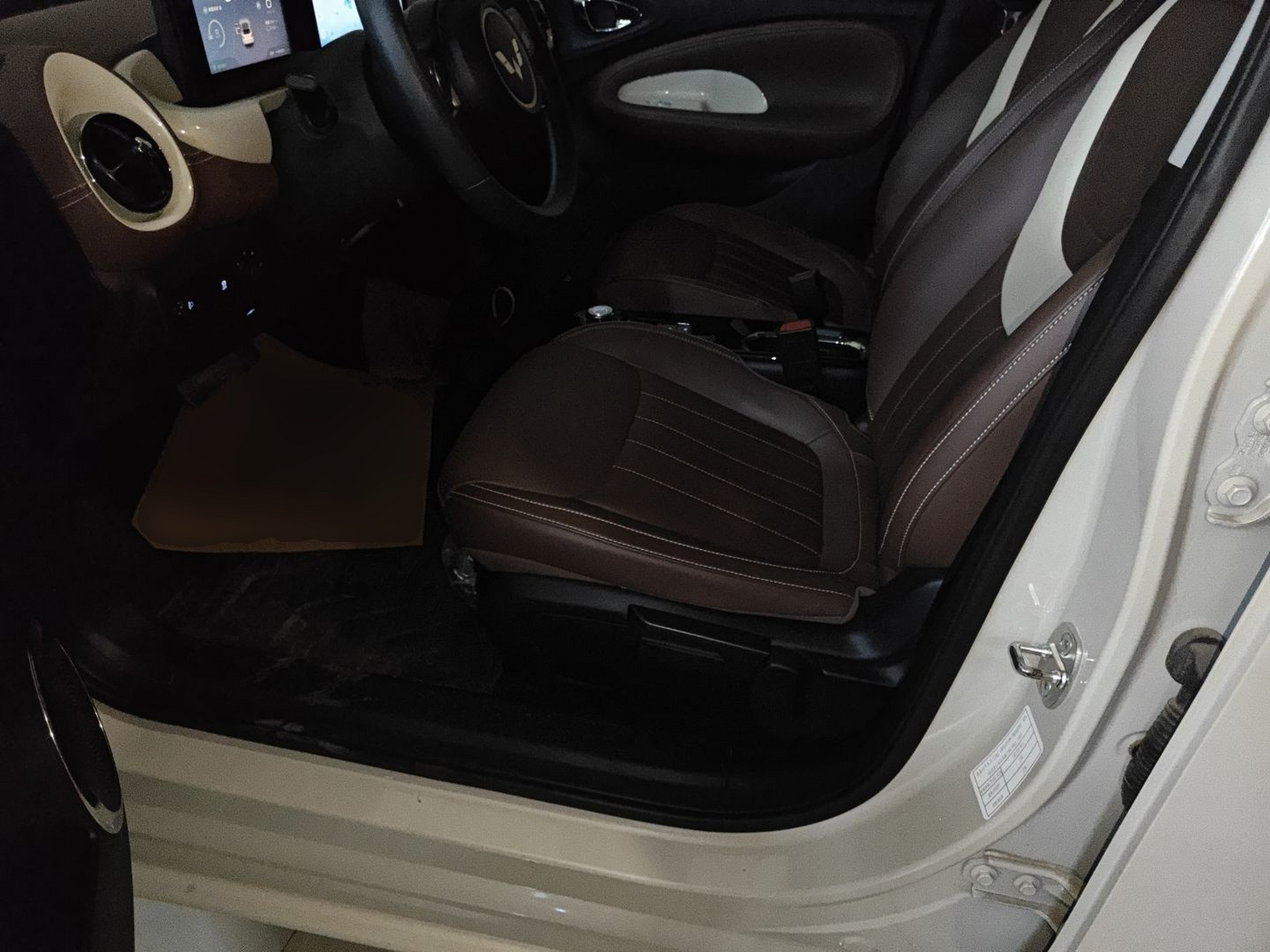 Переднее сиденье в автомобиле