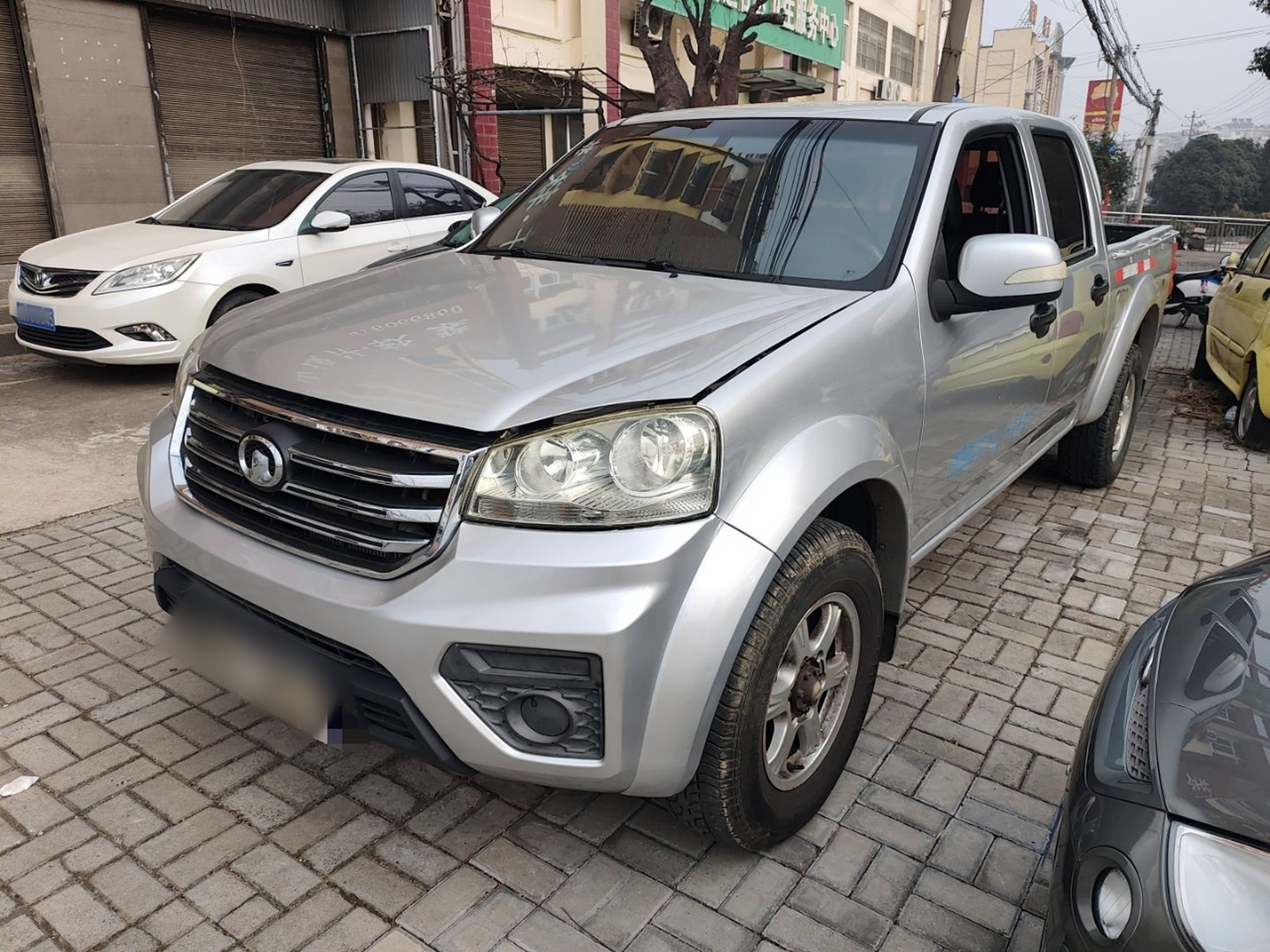 Под передней частью автомобиля