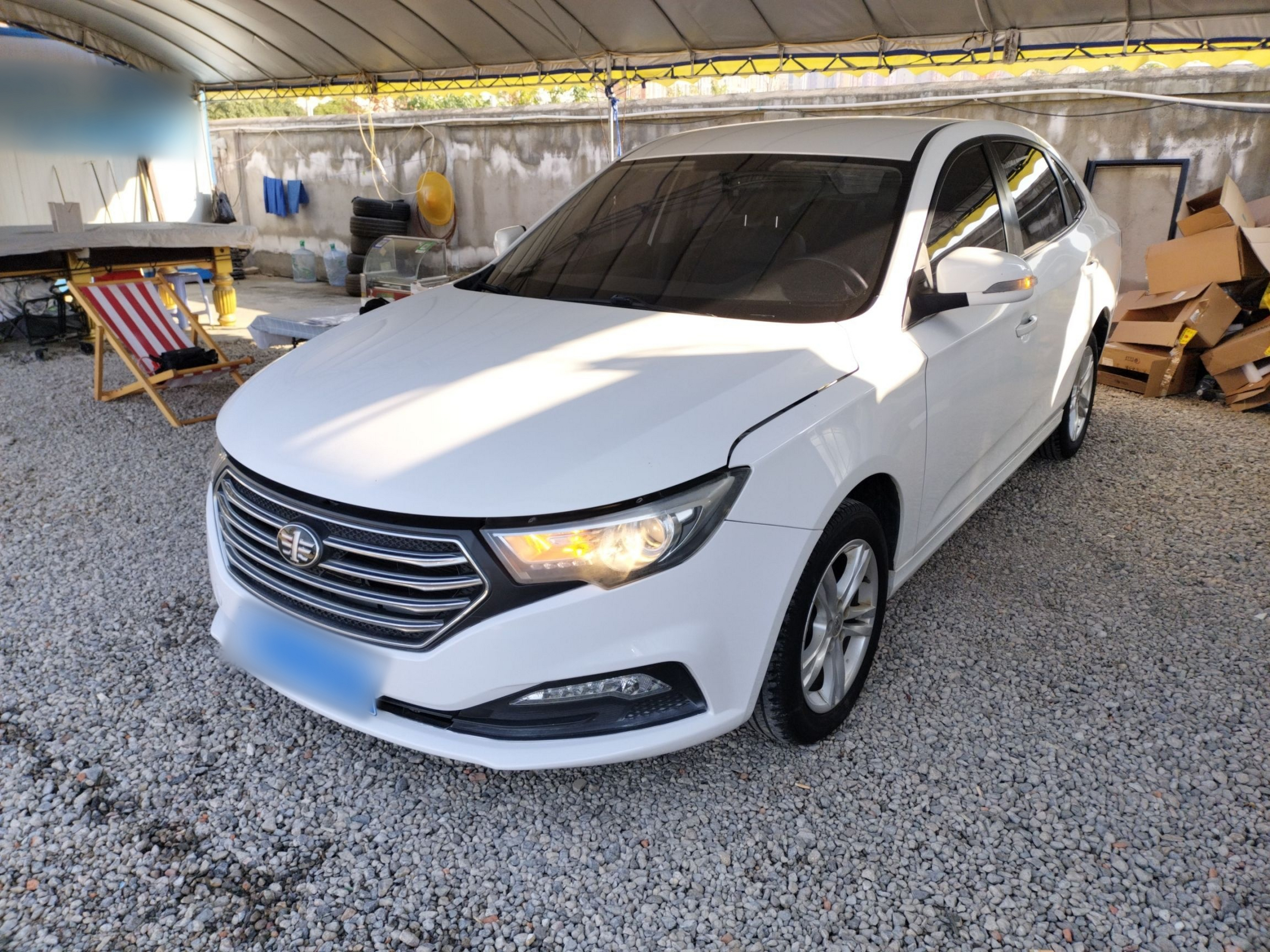 Под передней частью автомобиля