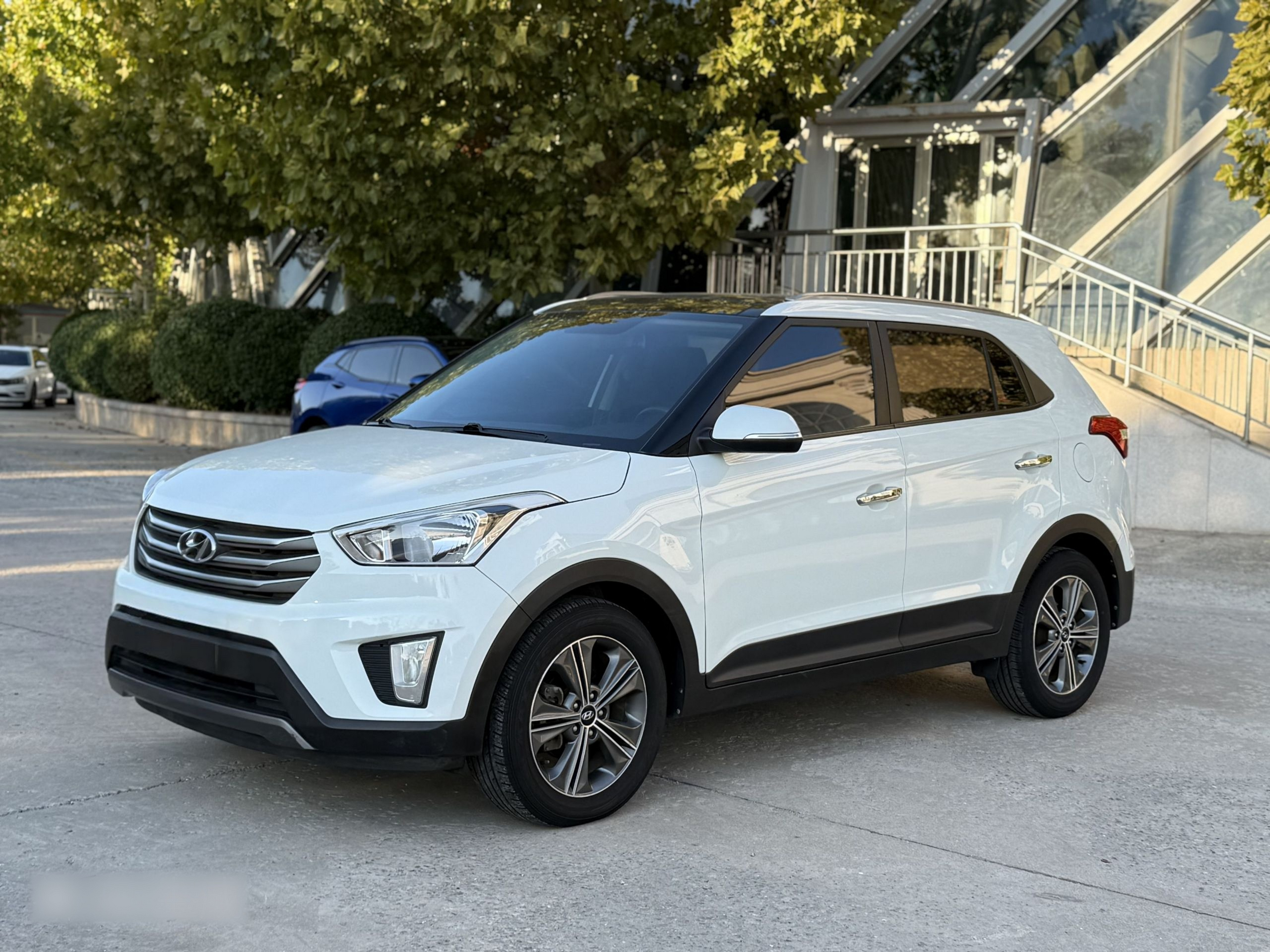 Под передней частью автомобиля