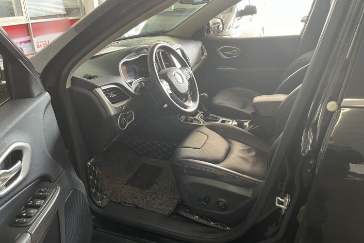 Used  Cherokee 2016 2.4L Professional Smart Version
