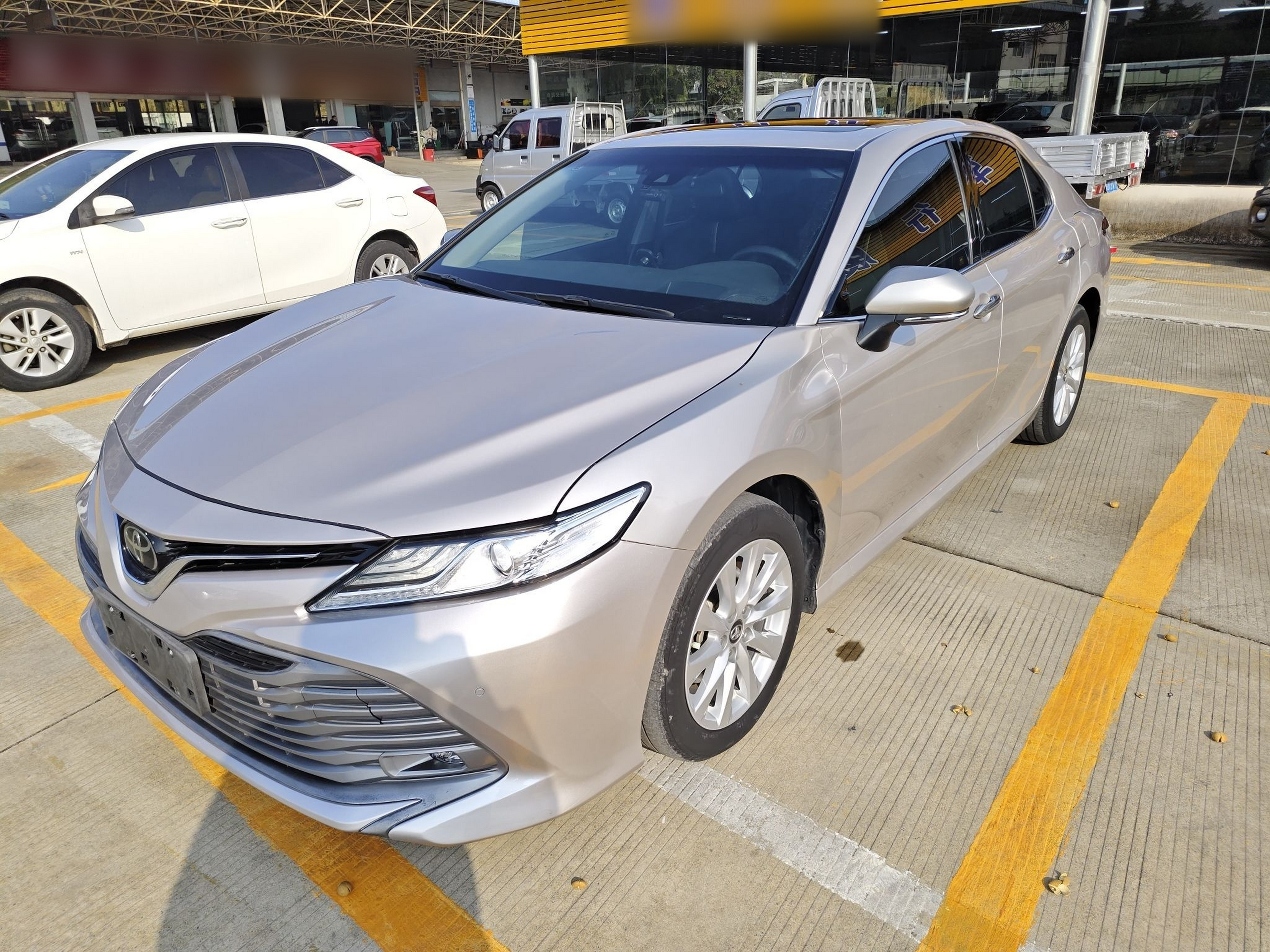 تحت مقدمة السيارة