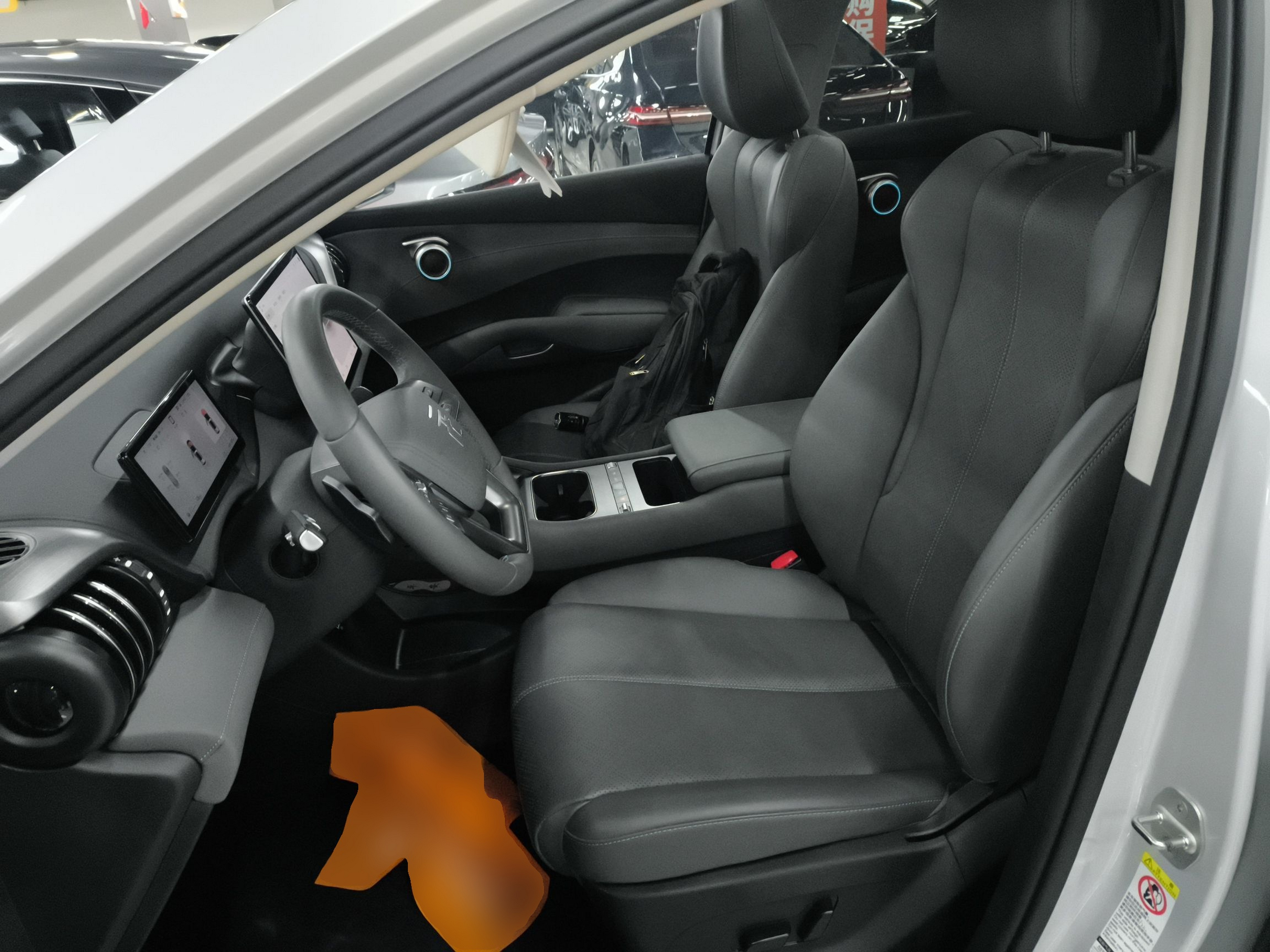 المقاعد الأمامية داخل السيارة