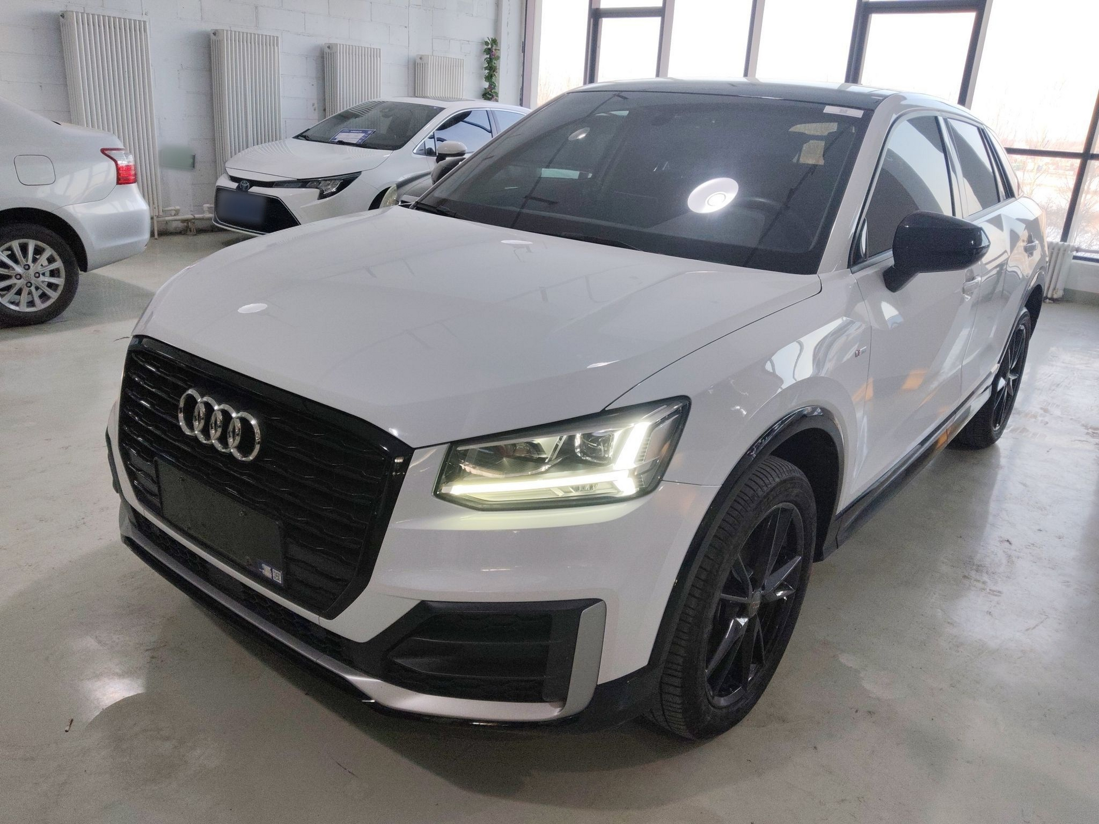 تحت مقدمة السيارة