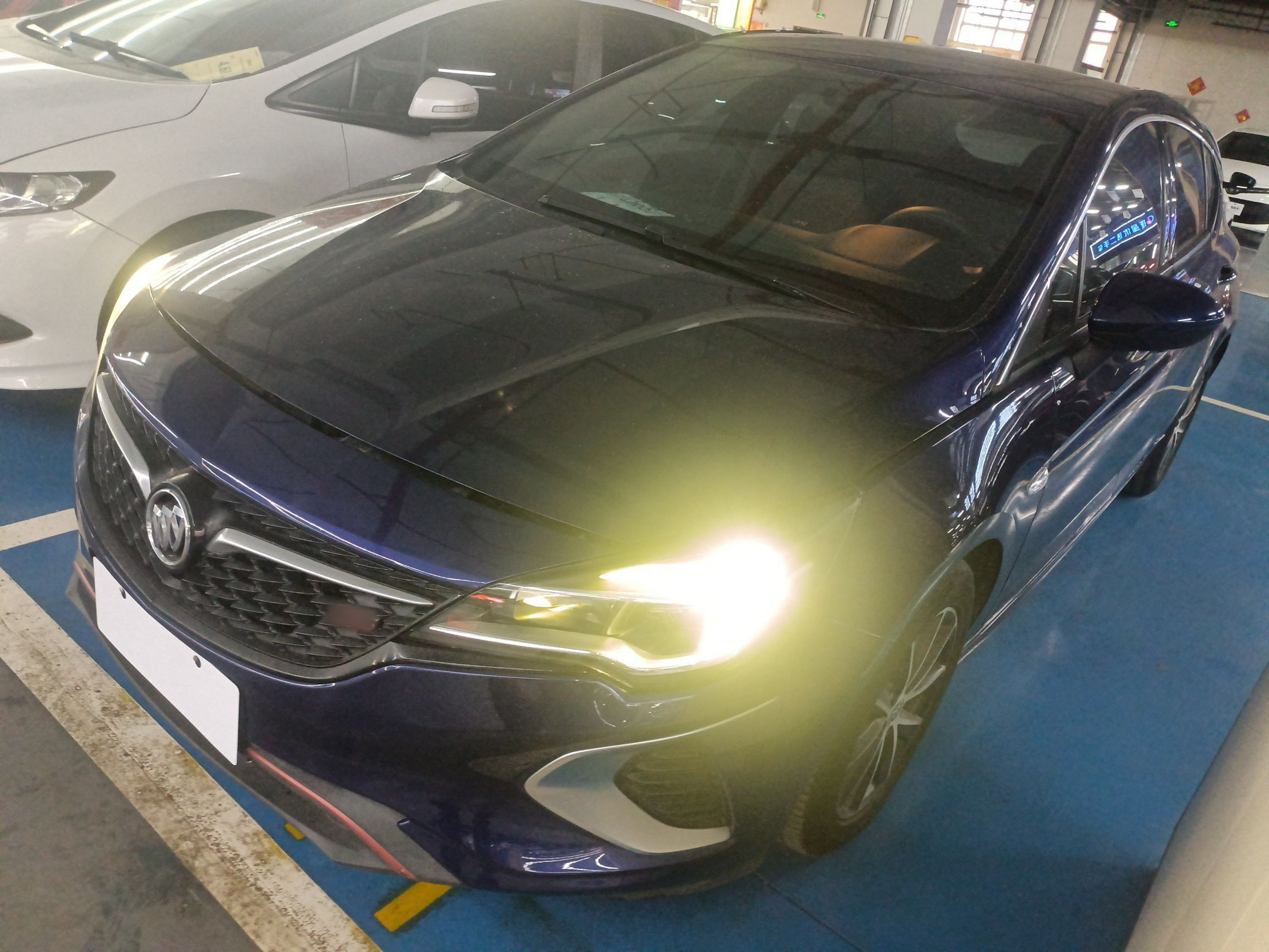 Под передней частью автомобиля