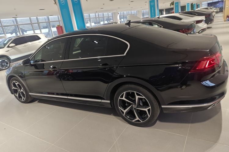 Used Volkswagen Magotan 2025 Revised Version Zhongxiang Edition 330TSI DSG Luxury Trim
