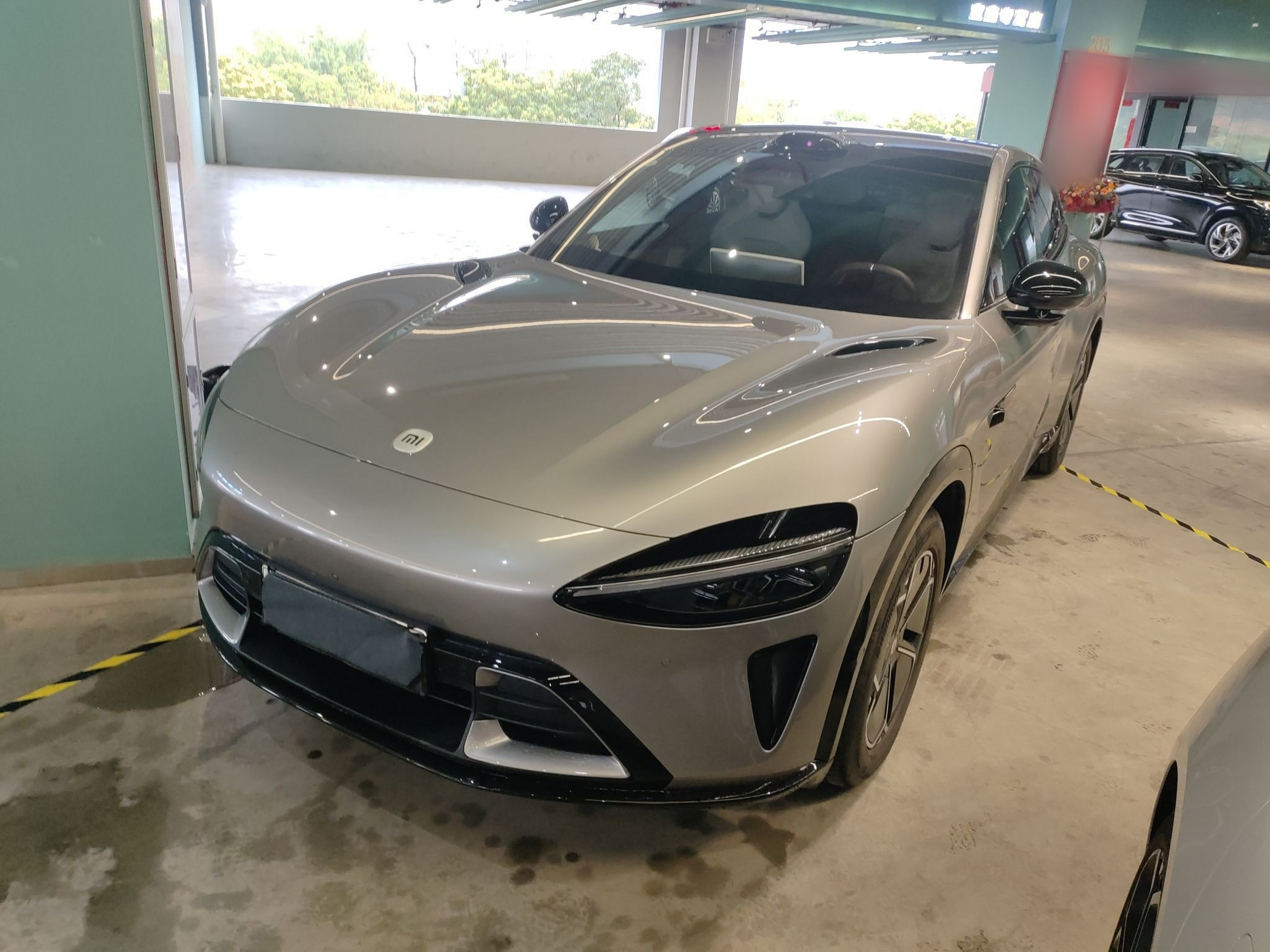 Под передней частью автомобиля