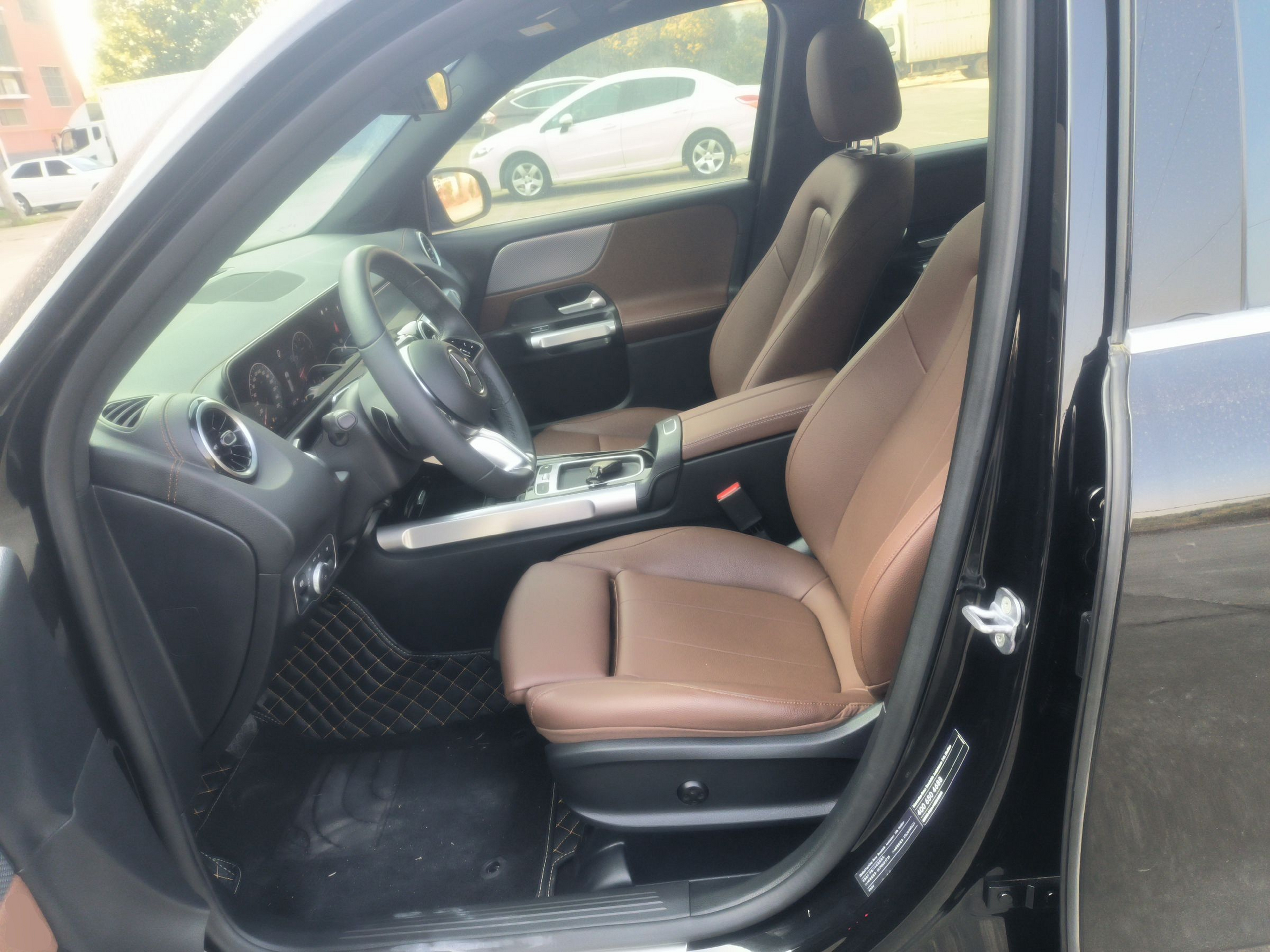 Переднее сиденье в автомобиле