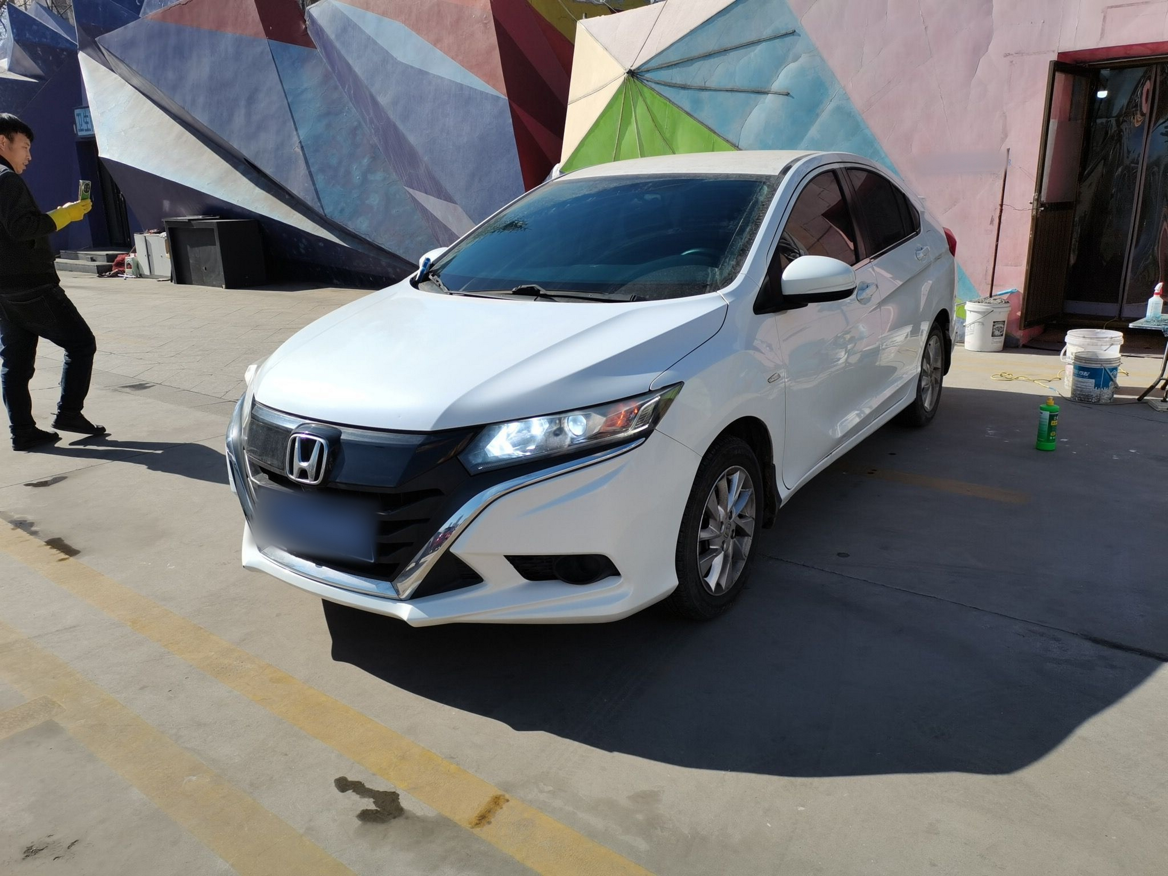 Под передней частью автомобиля