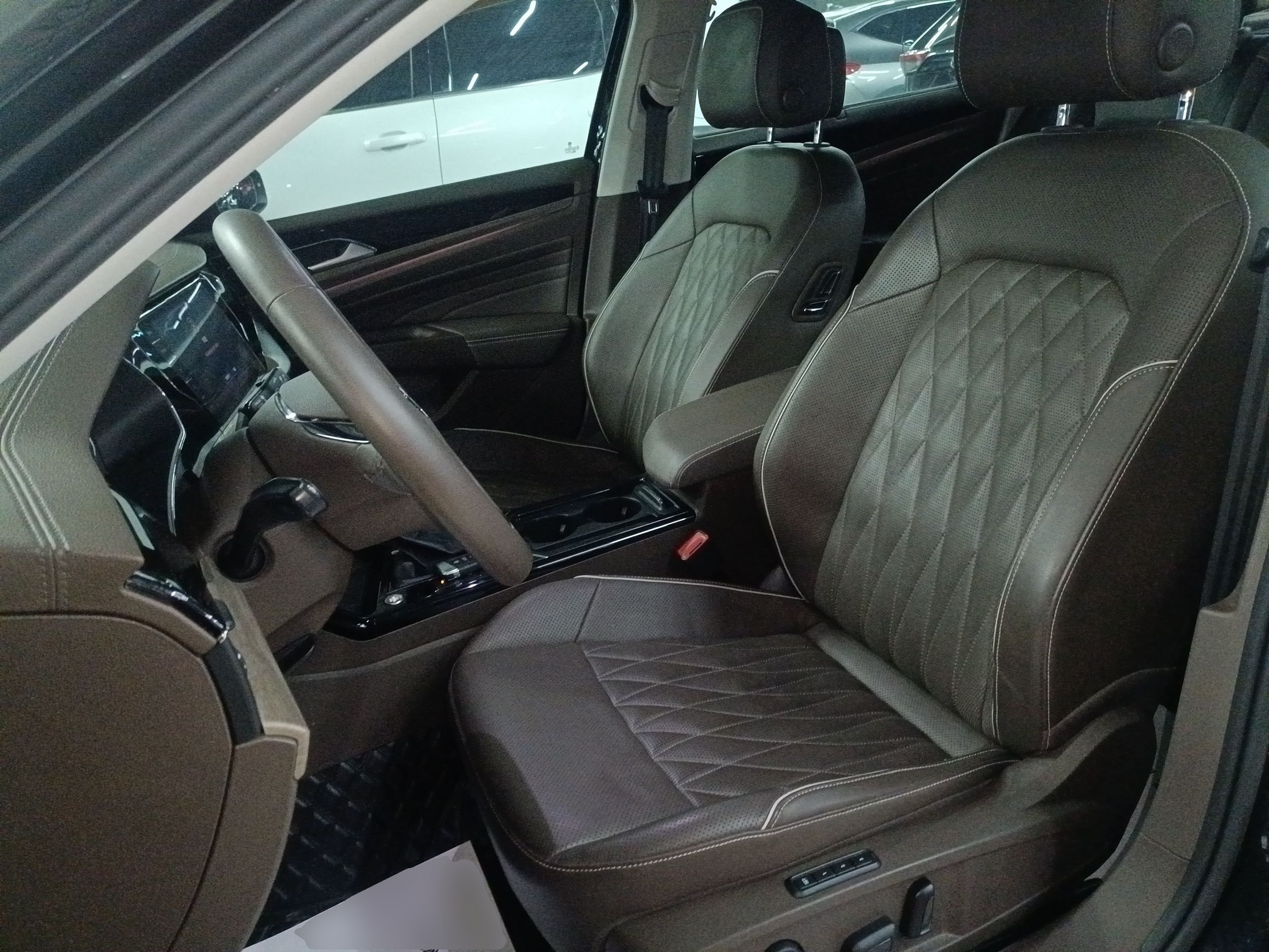 Переднее сиденье в автомобиле