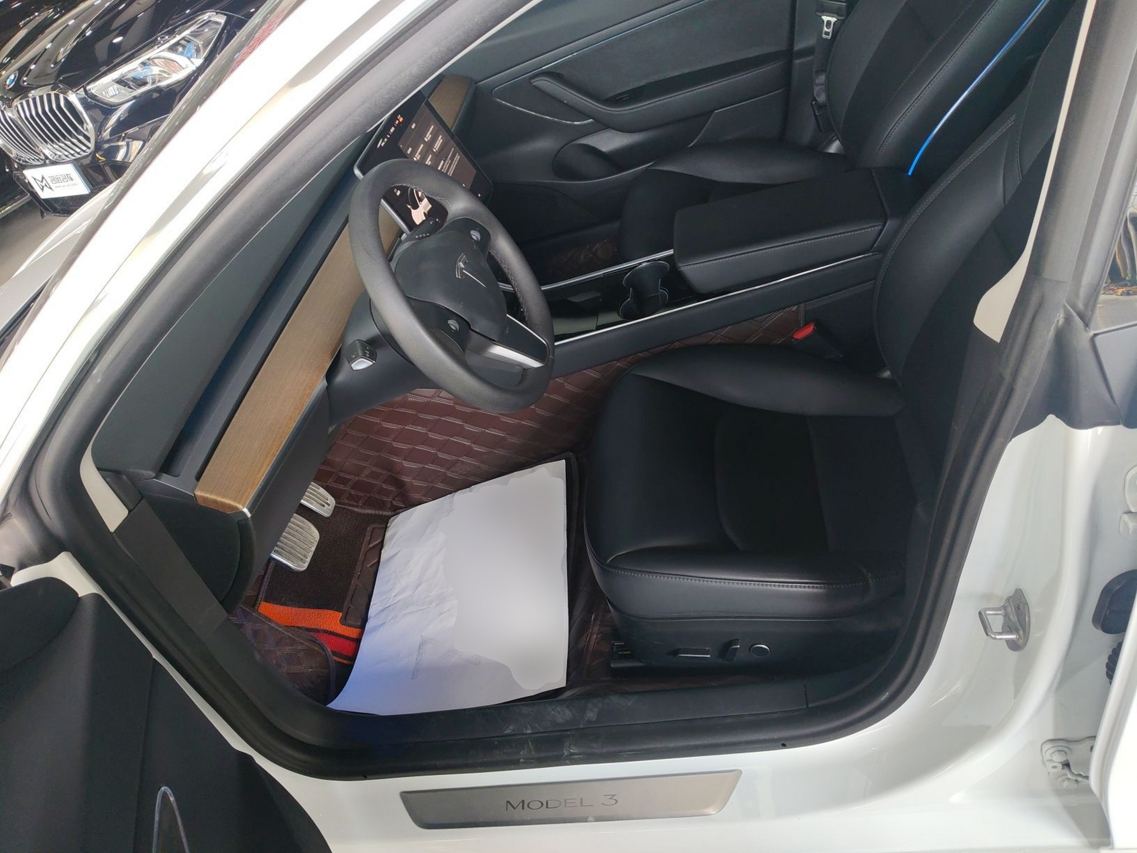 Переднее сиденье в автомобиле