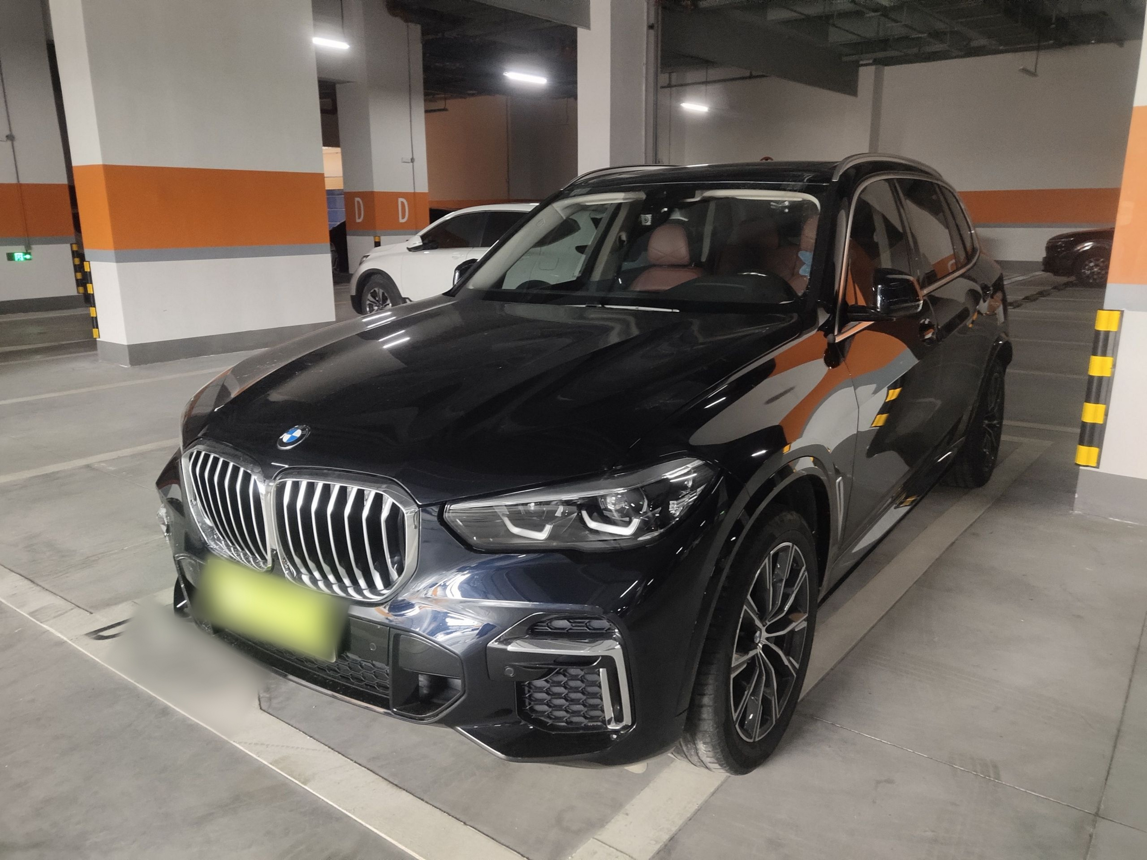 Под передней частью автомобиля