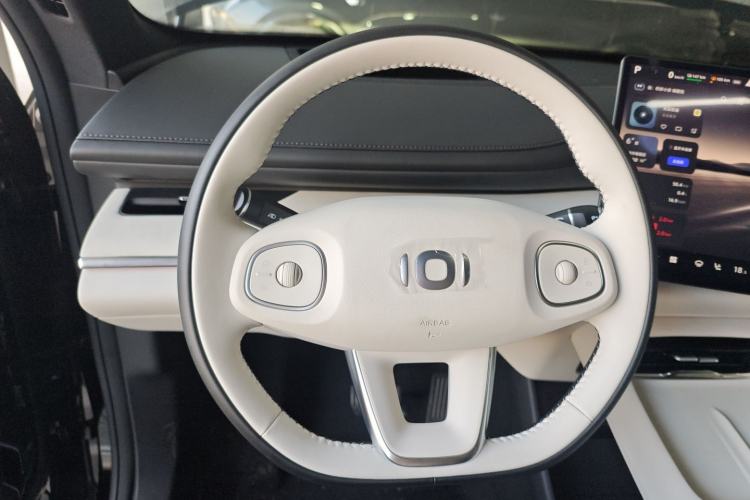 Used  Q07 2025 215 Prestige Edition
