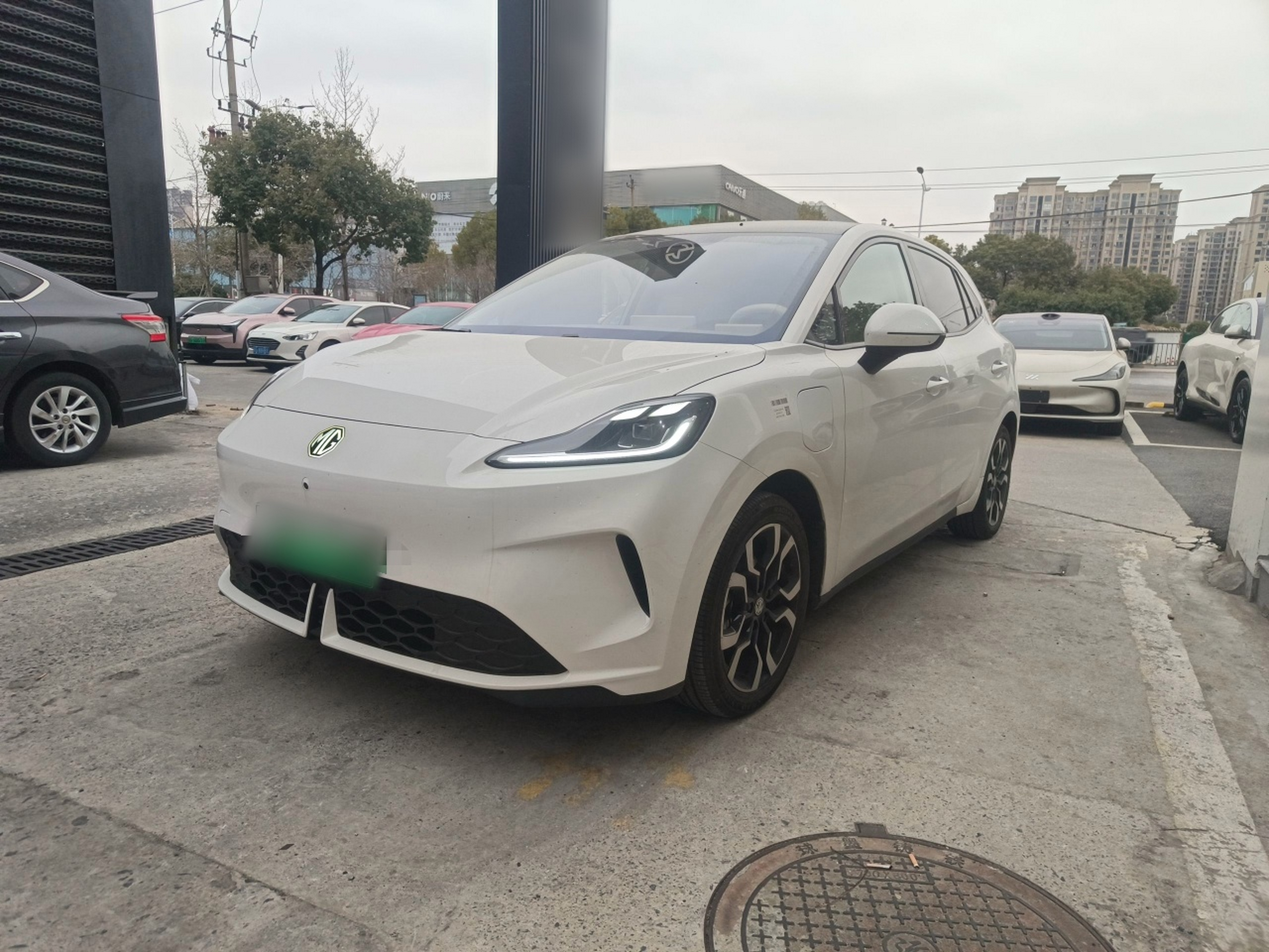 تحت مقدمة السيارة