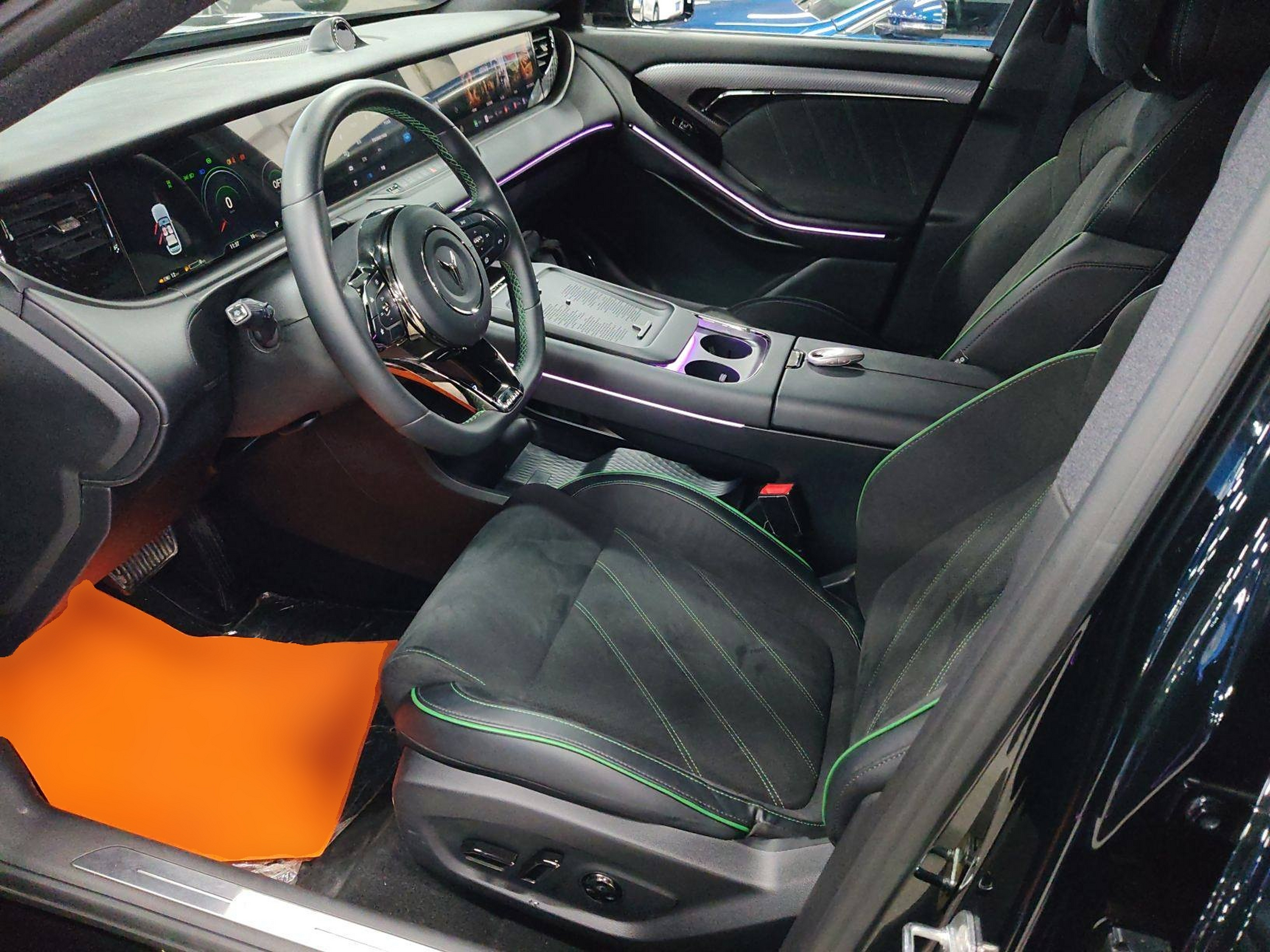 المقاعد الأمامية داخل السيارة